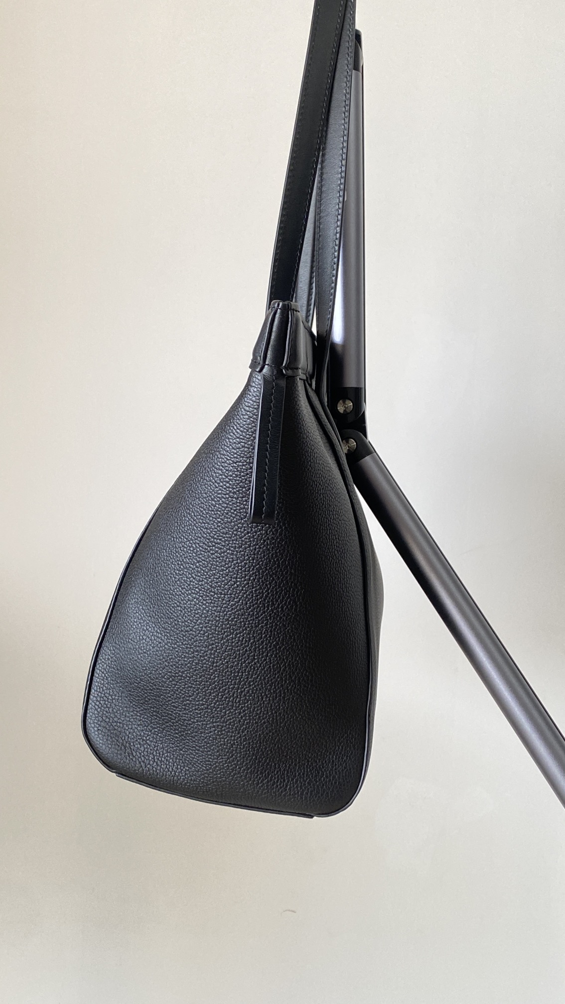 Celine One price 750 Medium black FD new folding bag Origami is made of imported small-grain calfskin, inspired by the art of origami. The bag sh