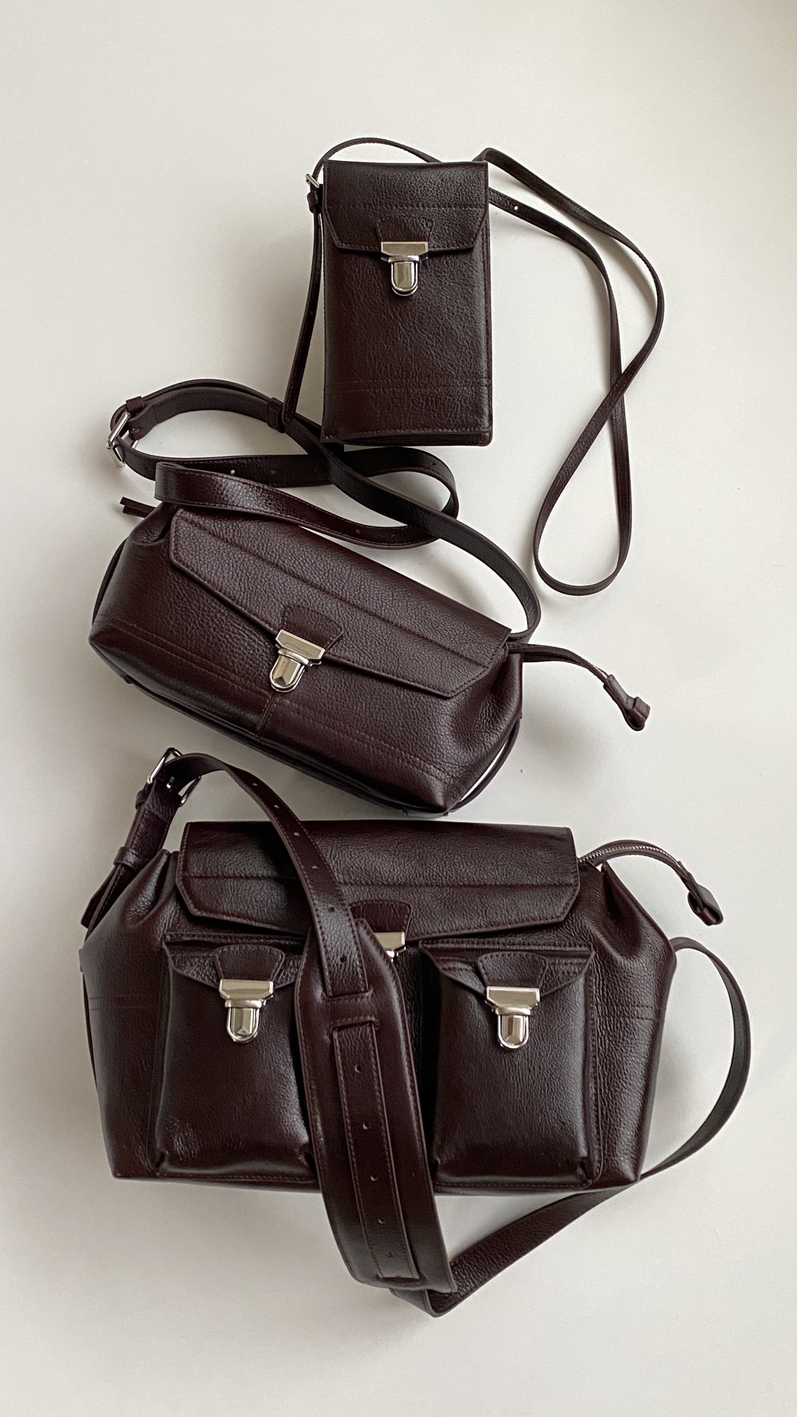 In stock, minimalist style, Lemaire Gear uses imported wrinkled oil-waxed cowhide with suede lining, retro zinc alloy hardware, and can be loaded