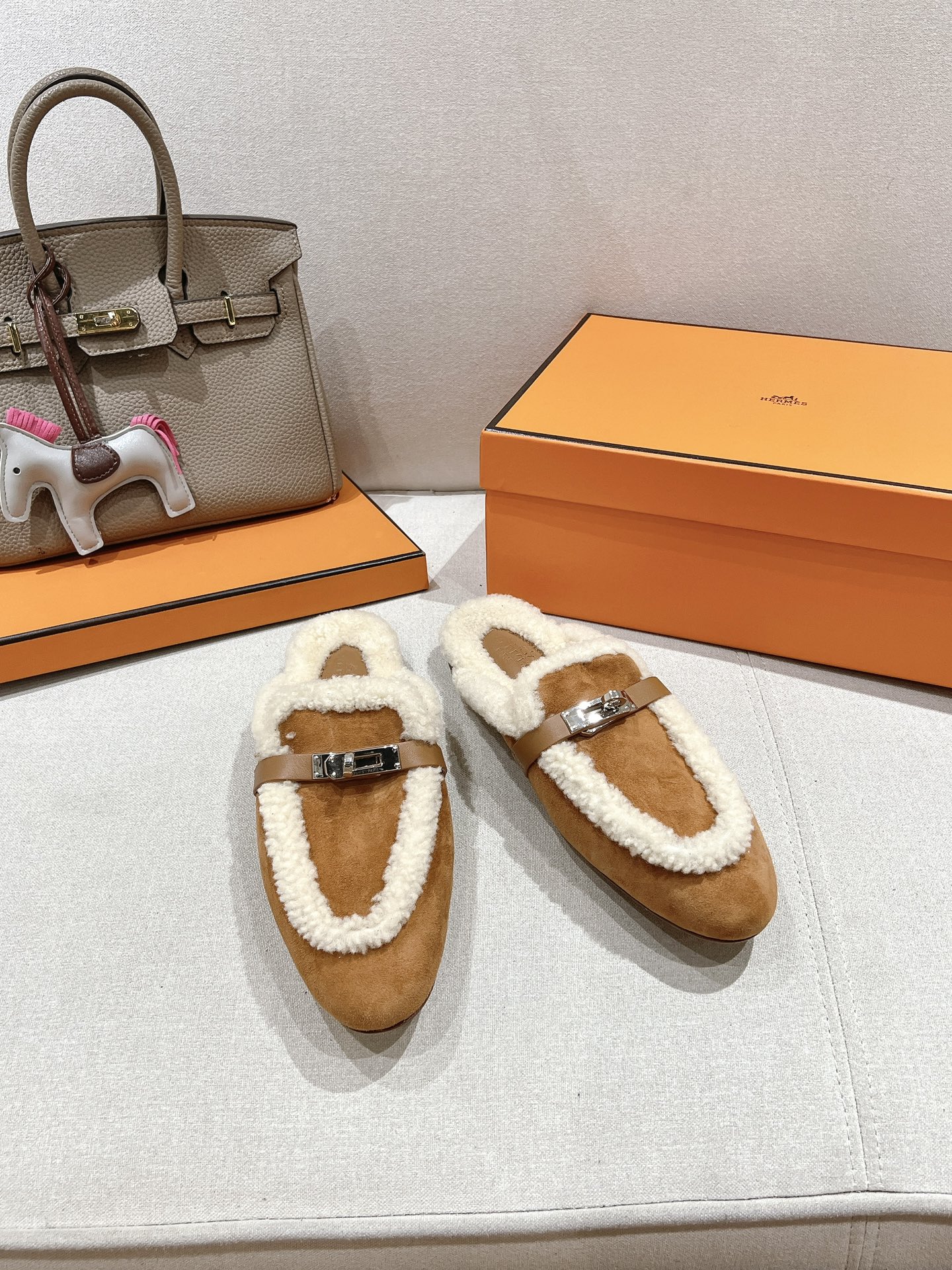 NO:479119,Autumn and winter series, this year's latest limited color Kelly mini Kelly buckle semi-wrap, pure imported French specific calf leather, handmade. High-end customization, authentic open mold customization, hand-sewn. Enamel craft, hardware, pure steel hardware, original custom imported lamb wool, inner imported lamb wool, sole original open mold genuine leather outsole, heel height 2.5CM Size: women's model 34-42 (34, 41, 42 custom made, no return or exchange), semi-wrap, cowhide, Leather soles19860909秋冬系列,今年H最新限量色 凯莉mini Kelly扣 半拖 、纯进口法国特定小牛皮,手工制作. 高端订制  正品开模定制 手工缝制.珐琅工艺 五金纯钢五金 面料原版定制进口羊羔毛 内里进口羊羔毛 鞋底原版开模真皮大底 跟高2.5CM Size:女款34-42（34、41、42订做不退换）,半拖,cowhide,Leather soles,Women's Shoes