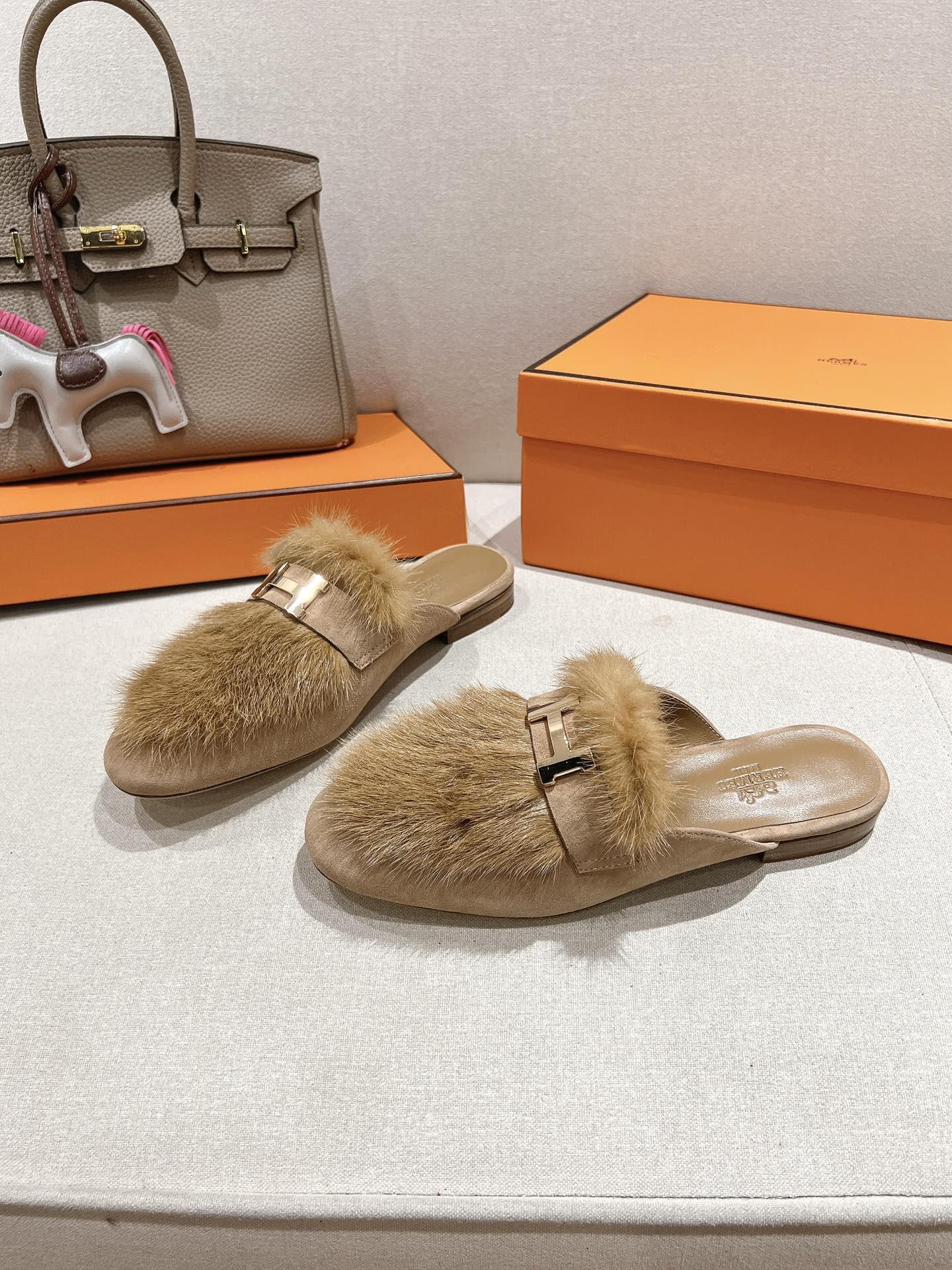 NO:479126,The king's bomb Ηermes' new autumn and winter models have another king's bomb!  The latest mink fur loafers, the upper is full mink fur, looks very warm, with the H-button embellishment, which looks great!  The high-end design feel can be easily integrated into the autumn and winter combination. The imported mink fur is full of texture and comfortable to touch. We use original French suede + original customized mink fur H316 stainless steel buckle + pure hand-crafted and carefully crafted Italian leather large sole injection molding and anti-slip and durable!  The absolute aura with a coat with autumn and winter is perfect, which enhances the air and supports the scene. 35-3940.41. Can be customized, semi-drag, hermes, loafers, chamois leather, Leather soles19860909王炸Ηermes爱马人仕秋冬新款又来了一个王炸！ 最新款水貂毛乐福鞋,鞋面是整个水貂毛,看上去很温暖,H扣点缀,极好看！高级的设计感轻轻松松就能融入秋冬搭配,进口水貂毛毛质感满满的,摸着也舒服 我们采用法国原厂进口麂皮+原厂订制水貂毛 H316精钢扣+纯手工精雕细琢制作 意大利真皮大底注塑防滑耐穿！ 秋冬配大衣绝对的气场满分,提气又撑场面 35-3940.41.可以定制,半拖,hermes,loafers,chamois leather,Leather soles,Women's Shoes