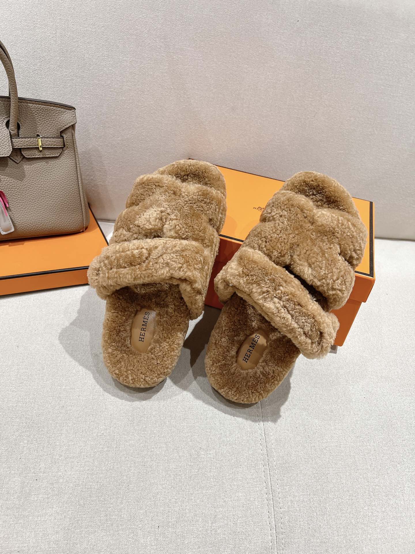 NO:680663,The new autumn and winter lamb wool flat-soled slippers ~ super warm sheep curly wool shoes, perfect for various styles. Newly added many macaron colors, soft and fufu, girly heart bursting color multi-color code size 35-42 (40.4142 code can be customized and non-returnable), fur shoes and slippers, slippers19860909秋冬新款羊羔毛平底毛拖鞋~超温暖羊卷毛二舅鞋 完美驾驭各种风格.新增很多马卡龙色系,软fufu的,少女心炸裂   color多色  码数35-42码（40.4142码可定制不退换）,毛毛鞋拖鞋,slippers,Women's Shoes
