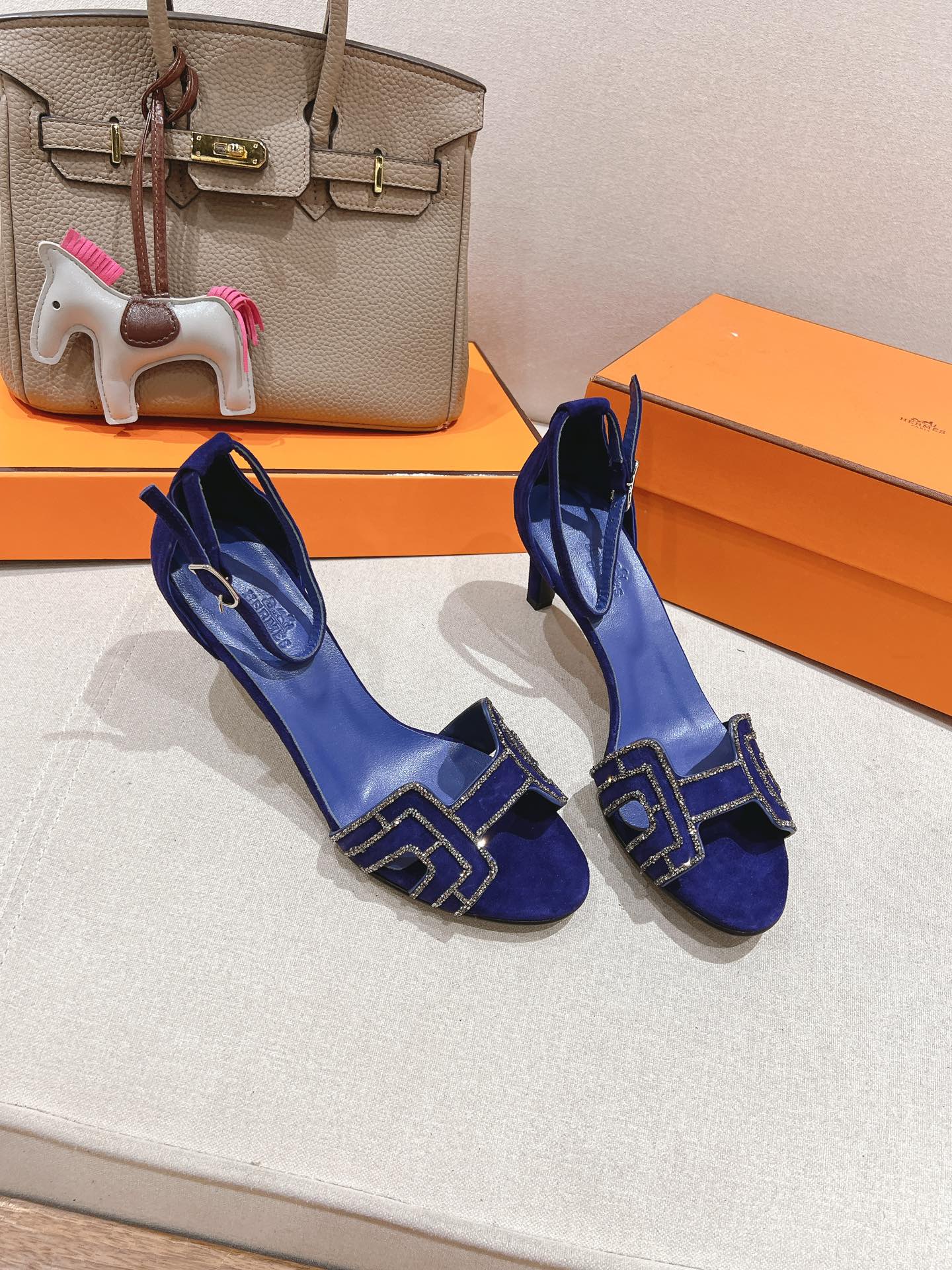 NO:166342,.『7cm high heel diamond face series』 37cm Herme* early spring counter new high heel sandal series, upper Epson leather suede, palm print, imported mixed-bred sheepskin heel height: 7cm 9cm 10.5cm outsole original Italian leather outsole shoe size 35.36.37.38.39.40.41.42 (40.41.42 custom-made, non-return and exchange), sandals, hermes, sandals, sheepskin, chamois leather, Leather soles19860909.『7cm高跟钻面系列』37cmHerme*早春专柜新款高跟凉鞋系列 鞋面Epson皮 麂皮 手掌纹 内里进口混种羊皮 跟高:7cm 9cm 10.5cm 大底原版意大利真皮大底 鞋码35.36.37.38.39.40.41.42（40.41.42定做不退换）,凉鞋,hermes,sandals,sheepskin,chamois leather,Leather soles,Women's Shoes