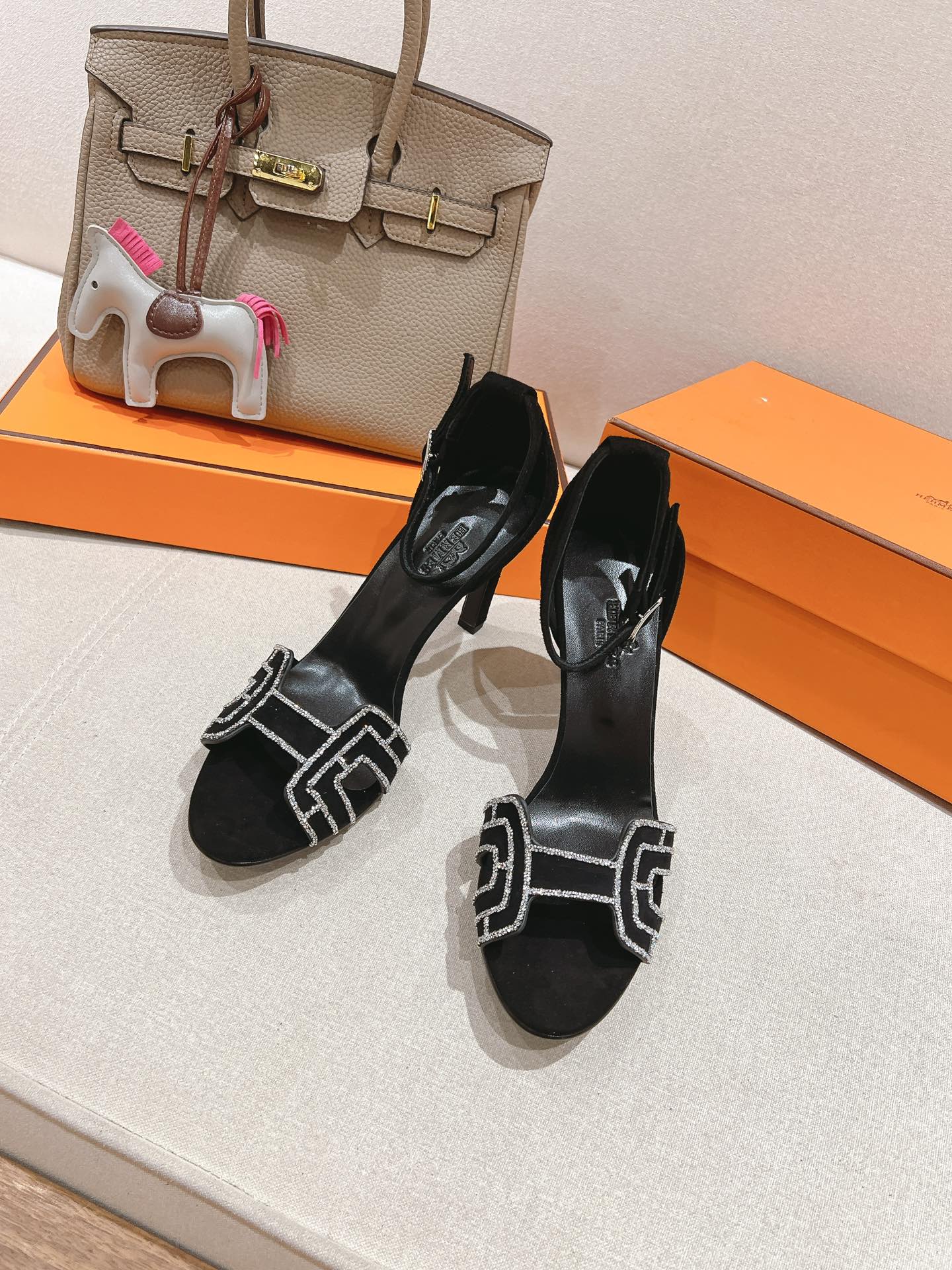 NO:166346,.『9cm high heel diamond face series』 39cm Herme* early spring counter new high heel sandal series, upper Epson leather suede palm print, imported mixed-bred sheepskin heel height: 7cm 9cm 10.5cm outsole original Italian leather outsole shoe size 35.36.37.38.39.40.41.42 (40.41.42 custom-made non-return), sandals, hermes, sandals, sheepskin, chamois leather, Leather soles19860909.『9cm高跟钻面系列』39cmHerme*早春专柜新款高跟凉鞋系列 鞋面Epson皮 麂皮 手掌纹 内里进口混种羊皮 跟高:7cm 9cm 10.5cm 大底原版意大利真皮大底 鞋码35.36.37.38.39.40.41.42（40.41.42定做不退换）,凉鞋,hermes,sandals,sheepskin,chamois leather,Leather soles,Women's Shoes