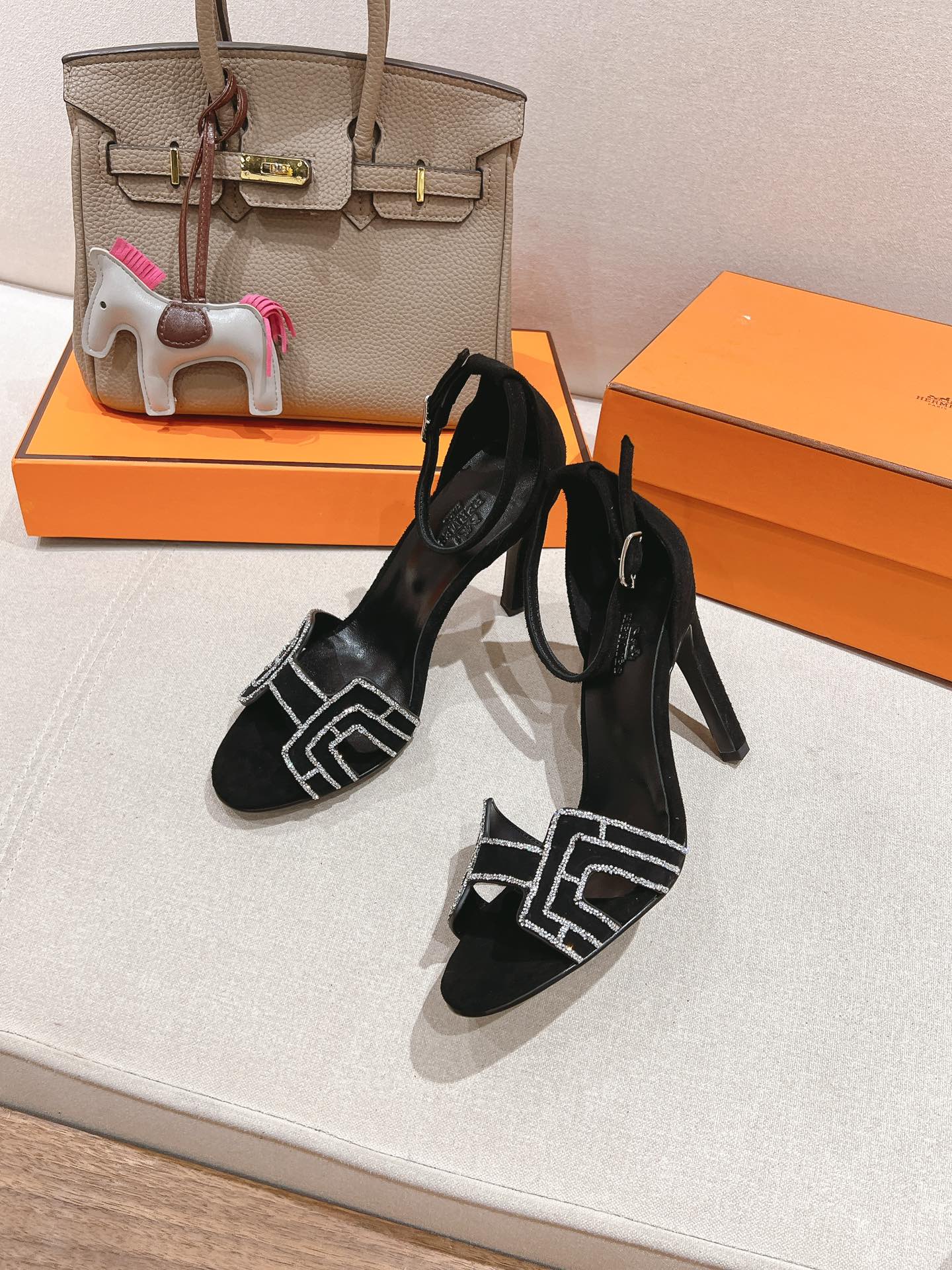 NO:166348,.『10.5cm high heel diamond face series』41cmHerme* early spring counter new high heel sandal series, upper Epson leather suede, palm print, imported mixed-bred sheepskin heel height: 7cm 9cm 10.5cm outsole original Italian leather outsole shoe size 35.36.37.38.39.40.41.42 (40.41.42 custom-made, non-return and exchange), sandals, hermes, sandals, sheepskin, chamois leather, Leather soles19860909.『10.5cm高跟钻面系列』41cmHerme*早春专柜新款高跟凉鞋系列 鞋面Epson皮 麂皮 手掌纹 内里进口混种羊皮 跟高:7cm 9cm 10.5cm 大底原版意大利真皮大底 鞋码35.36.37.38.39.40.41.42（40.41.42定做不退换）,凉鞋,hermes,sandals,sheepskin,chamois leather,Leather soles,Women's Shoes