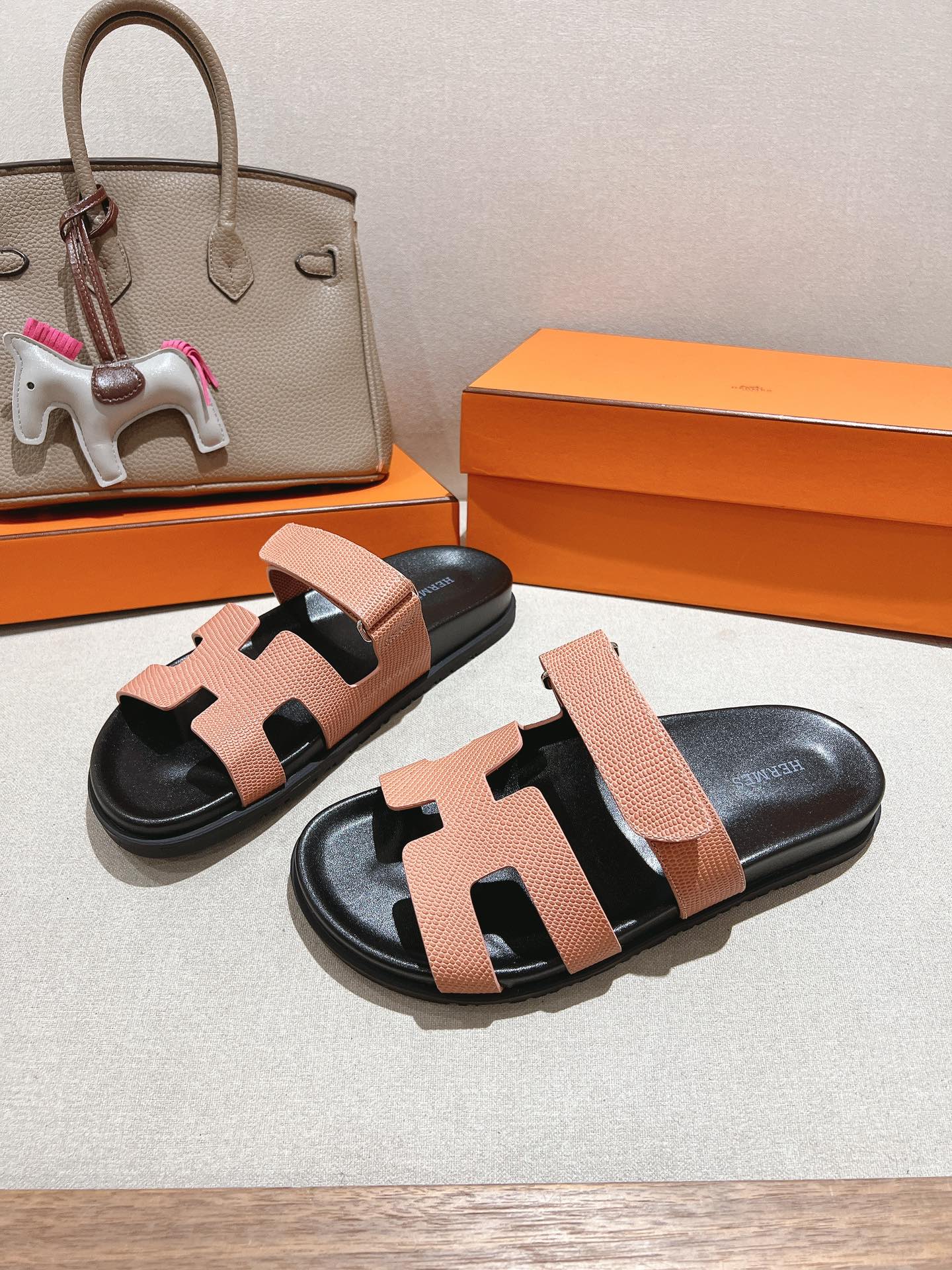 NO:247857,『Lizard Pattern』 Er uncle's full series of women's men's styles Herme* new H slippers fresh and fresh ~ fashionable, energetic and fresh spring breath I won't explain much, everyone who bought it knows TPU anti-slip sole 35-39 women's size (40 custom-made no return or exchange) men's size 3945 (45 custom-made no return or exchange), slippers, hermes, slippers19860909『蜥蜴纹』 二舅拖全系列女款男款 Herme*新款H拖鞋 鲜清艳新 ～时尚活力清气春息 不多解释了,买过的都知道 TPU防滑大底 35-39女码（40定做不退换）男码3945(45定做不退换),拖鞋,hermes,slippers,Women's Shoes