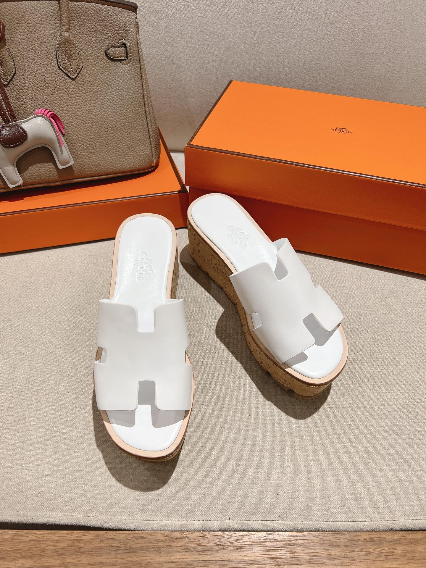 NO:227433,hjia 2025 Hermes new spring and summer H sandals, exclusive original water platform private model, a classic and versatile item for thousands of years!  Pure handmade top version Welcome to compare imported original leather material, inner foot pad top mixed-bred sheepskin, outsole, Italian leather outsole craftsmanship, size 35~39 (40.41 custom made, no return or replacement), slippers, hermes, sandals, slippers, sheepskin, Leather soles19860909h家2025爱马仕 春夏新款H凉鞋 独家原版水台私模 万年经典百搭单品！纯手工制作顶级版本 欢迎对比 鞋面进口原版皮料 内里垫脚顶级混种羊皮 大底意大利真皮大底工艺 码数35～39（40.41订做不退不换）,拖鞋,hermes,sandals,slippers,sheepskin,Leather soles,Women's Shoes