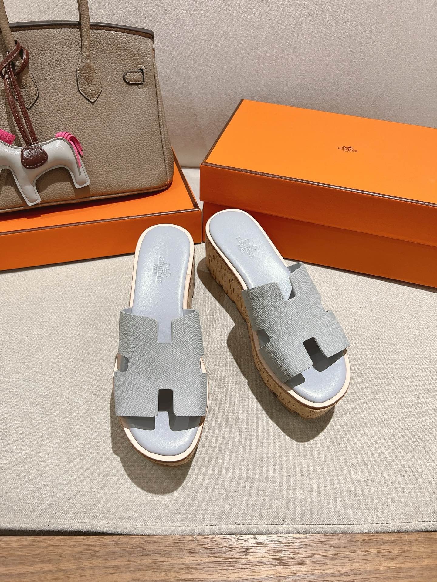 NO:227442,Hjia 2025 Hermes Spring and Summer New H Sandals Exclusive Original Water Platform Private Model A Monthly Classic and Versatile Single Product!  Pure handmade top version Welcome to compare imported original leather material, inner foot pad top mixed-bred sheepskin, outsole, Italian leather outsole craftsmanship, size 35~39 (40.41 custom made, no return or replacement), slippers, hermes, sandals, slippers, sheepskin, Leather soles19860909h家2025爱马仕春夏新款H凉鞋 独家原版水台私模 万年经典百搭单品！纯手工制作顶级版本 欢迎对比 鞋面进口原版皮料 内里垫脚顶级混种羊皮 大底意大利真皮大底工艺  码数35～39（40.41订做不退不换）,拖鞋,hermes,sandals,slippers,sheepskin,Leather soles,Women's Shoes