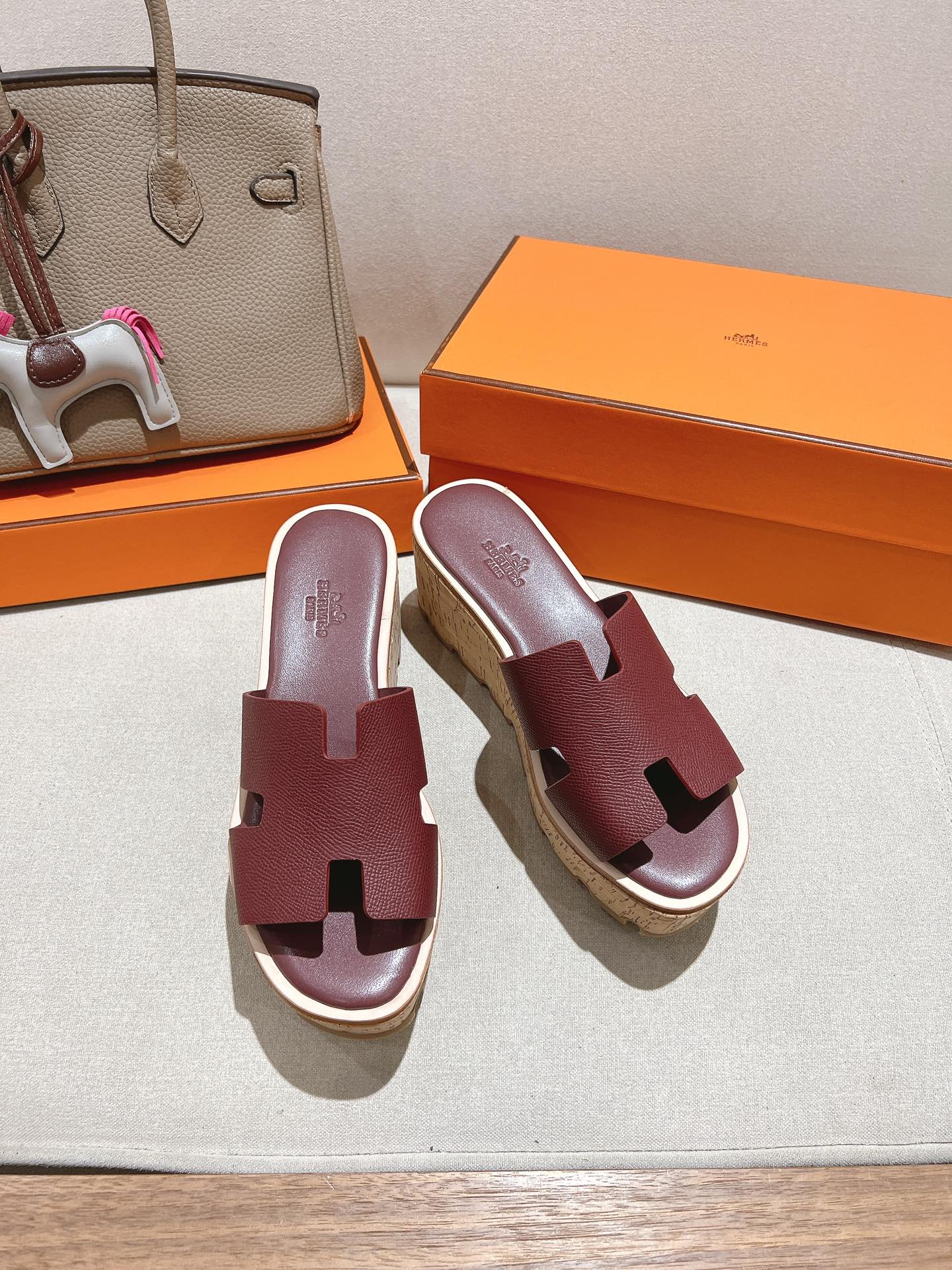 NO:227443,Hjia 2025 Hermes Spring and Summer New H Sandals Exclusive Original Water Platform Private Model A Monthly Classic and Versatile Single Product!  Pure handmade top version Welcome to compare imported original leather material with inner foot pad top mixed-bred sheepskin size 35~39 (40.41 custom made without return or replacement), slippers, hermes, sandals, slippers, sheepskin19860909h家2025爱马仕春夏新款H凉鞋 独家原版水台私模 万年经典百搭单品！纯手工制作顶级版本 欢迎对比 鞋面进口原版皮料 内里垫脚顶级混种羊皮  码数35～39（40.41订做不退不换）,拖鞋,hermes,sandals,slippers,sheepskin,Women's Shoes
