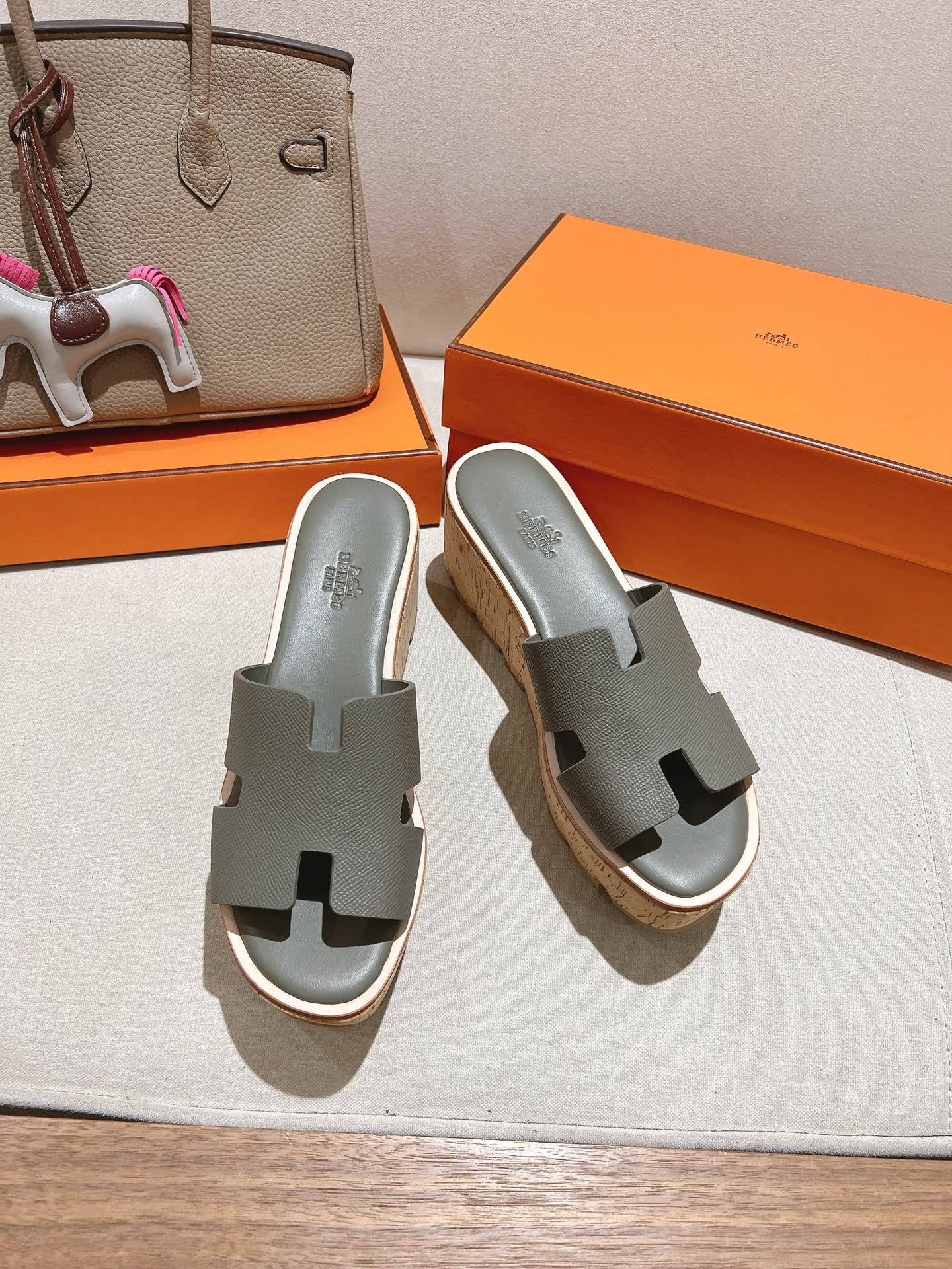 NO:227459,Hjia 2025 Hermes Spring and Summer New H Sandals Exclusive Original Water Platform Private Model A Monthly Classic and Versatile Single Product!  Pure handmade top version Welcome to compare imported original leather material with inner foot pad top mixed-bred sheepskin size 35~39 (40.41 custom made without return or replacement), slippers, hermes, sandals, slippers, sheepskin19860909h家2025爱马仕春夏新款H凉鞋 独家原版水台私模 万年经典百搭单品！纯手工制作顶级版本 欢迎对比 鞋面进口原版皮料 内里垫脚顶级混种羊皮  码数35～39（40.41订做不退不换）,拖鞋,hermes,sandals,slippers,sheepskin,Women's Shoes
