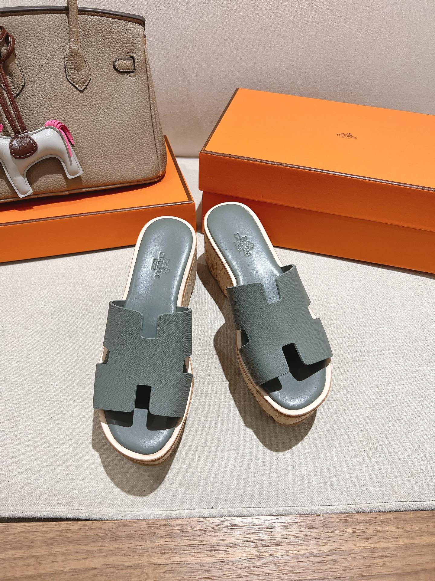 NO:227476,Hjia 2025 Hermes Spring and Summer New H Sandals Exclusive Original Water Platform Private Model A Monthly Classic and Versatile Single Product!  Pure handmade top version Welcome to compare imported original leather material with inner foot pad top mixed-bred sheepskin size 35~39 (40.41 custom made without return or replacement), slippers, hermes, sandals, slippers, sheepskin19860909h家2025爱马仕春夏新款H凉鞋 独家原版水台私模 万年经典百搭单品！纯手工制作顶级版本 欢迎对比 鞋面进口原版皮料 内里垫脚顶级混种羊皮 码数35～39（40.41订做不退不换）,拖鞋,hermes,sandals,slippers,sheepskin,Women's Shoes