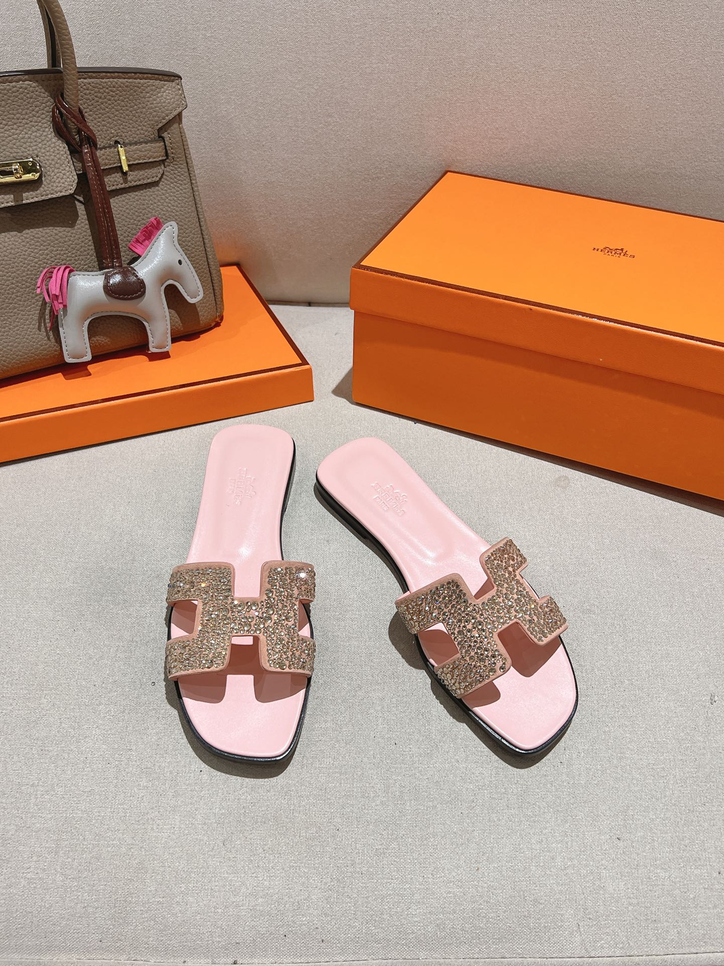 NO:255463,『Latest color matching』 Fully Diamond Hermes H Slippers Oran Sandals Series————————————————————————————————————————————————————————————————————————————————————————————————————————————————————————————————————————————————————————————————————————————————————————————————————————————————————————————————————————————————————————————————————————————————————————————————————————————————————————————————————————————————————————————————————————————————————————————————————————————————————————————————————————————————————————————————————————————————————————————————19860909『最新配色』 满钻Hermes 爱马仕H拖鞋Oran凉鞋系列———————————时尚又百搭 超级舒服 每个细节都做到极致 原版swift小牛皮 原版1:1独家私模鞋面/原版真皮沿条大底  包装: 每对鞋均配有两条H家系列丝巾 SIZE34~42（34.40.41.42定制不退不换）,拖鞋,hermes,hermes,stuart weitzman,sandals,slippers,cowhide,Women's Shoes