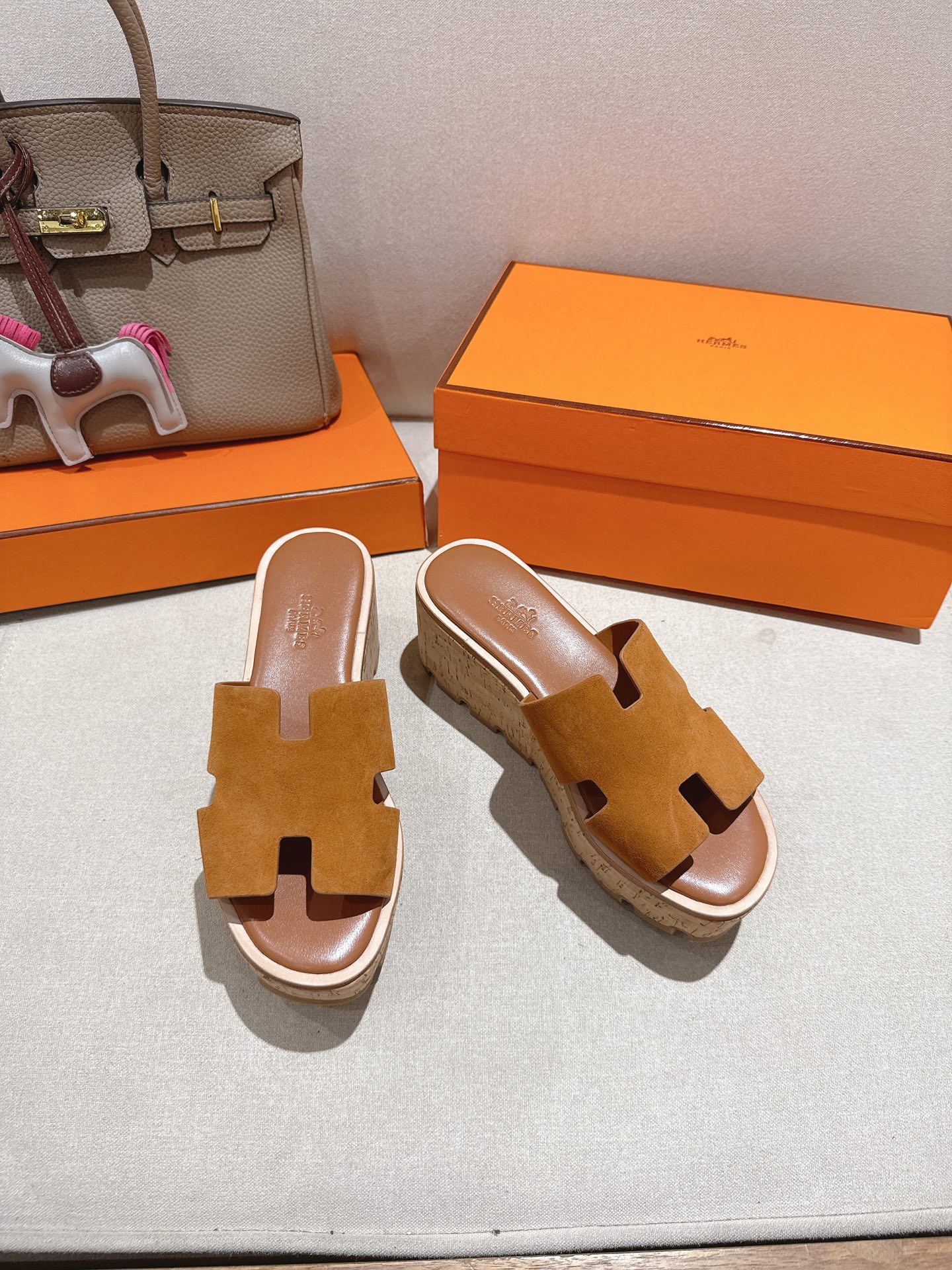 NO:255459,『Suede Series』Home 2025 Hermes Spring and Summer New H Sandals Exclusive Original Water Platform Private Model, a Monthly Classic and Versatile Single Product!  Pure handmade top version Welcome to compare imported original leather material, inner foot pad top mixed-bred sheepskin, outsole Italian leather outsole craftsmanship, size 35~39 (40.41 custom made, no return or replacement), slippers, hermes, sandals, slippers, sheepskin, chamois leather, Leather soles19860909『麂皮系列』h家2025爱马仕 春夏新款H凉鞋 独家原版水台私模 万年经典百搭单品！纯手工制作顶级版本 欢迎对比 鞋面进口原版皮料 内里垫脚顶级混种羊皮 大底意大利真皮大底工艺 码数35～39（40.41订做不退不换）,拖鞋,hermes,sandals,slippers,sheepskin,chamois leather,Leather soles,Women's Shoes