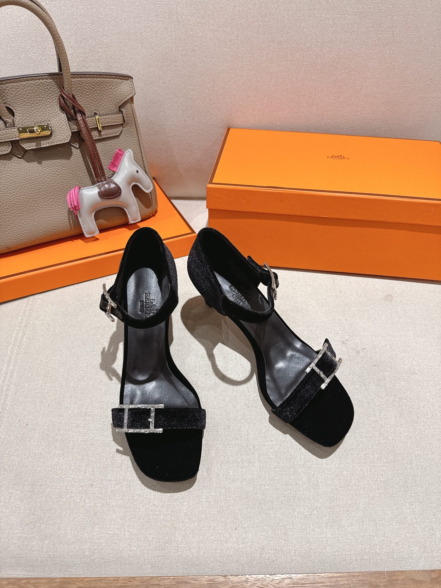 NO:255413,7cm Hermes Judy 105 high heel sandals—————————————————————————————————————————————————————————————————————————————————————————————————————————————————————————————————————————————————————————————————————————————————————————————————————————————————————————————————————————————————————————————————————————————————————————————————————————————————————————————————————————————————————————————————————————————————————————————————————————————————————————————————————————————————————————————————————————————————————————————————————————————198609097cm Hermes 爱马仕 Judy 105高跟凉鞋———————————时尚又百搭 搭配Hapi鞋扣 超级舒服 每个细节都做到极致 搭配同色调标志性纯鞋扣 设计简约流畅 打造时尚柔美造型 原版小牛皮原版1:1独家私模鞋跟/原版真皮大底  跟高:10.5cm 7cm 4.5cm 三个跟高 SIZE34-43（34.40.41.42.43定制不退不换）,凉鞋,hermes,hermes,sandals,cowhide,Leather soles,Women's Shoes