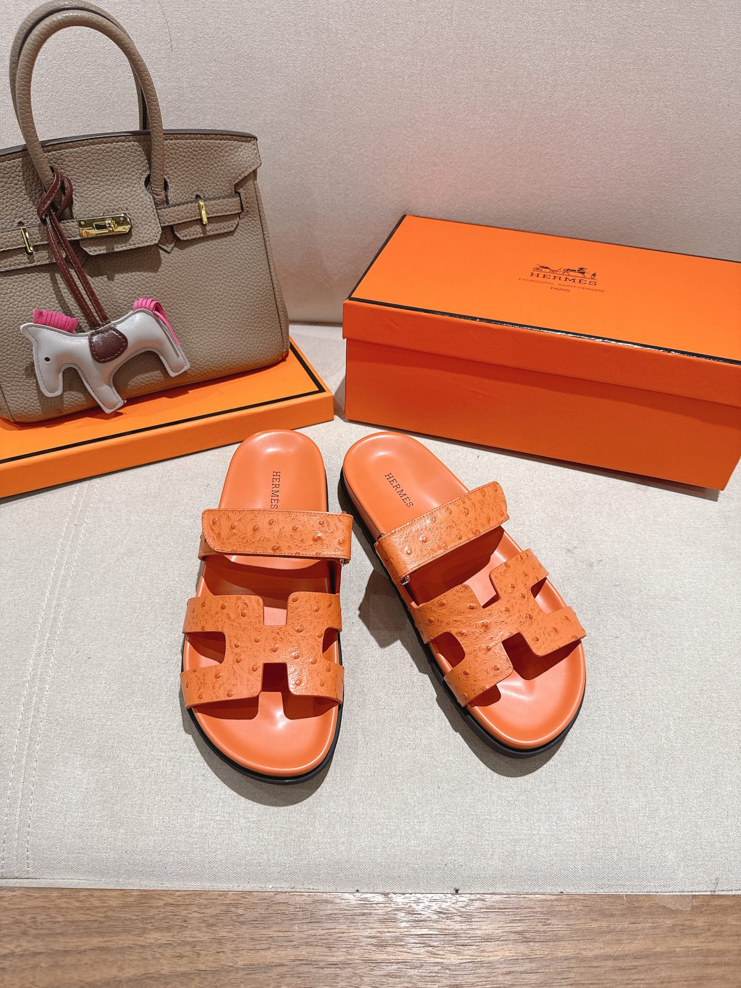 NO:258099,『Ostrich pattern』 Er uncle's full series of women's men's style Herme* new H slippers fresh and fresh ~ fashionable, vibrant and refreshing spring breath I won't explain much, everyone who bought it knows TPU anti-slip sole 35-39 women's size (40 custom-made no return or exchange) men's size 3945 (45 custom-made no return or exchange), slippers, hermes, slippers19860909『鸵鸟纹』 二舅拖全系列女款男款 Herme*新款H拖鞋 鲜清艳新 ～时尚活力清气春息 不多解释了,买过的都知道 TPU防滑大底 35-39女码（40定做不退换）男码3945(45定做不退换),拖鞋,hermes,slippers,Women's Shoes