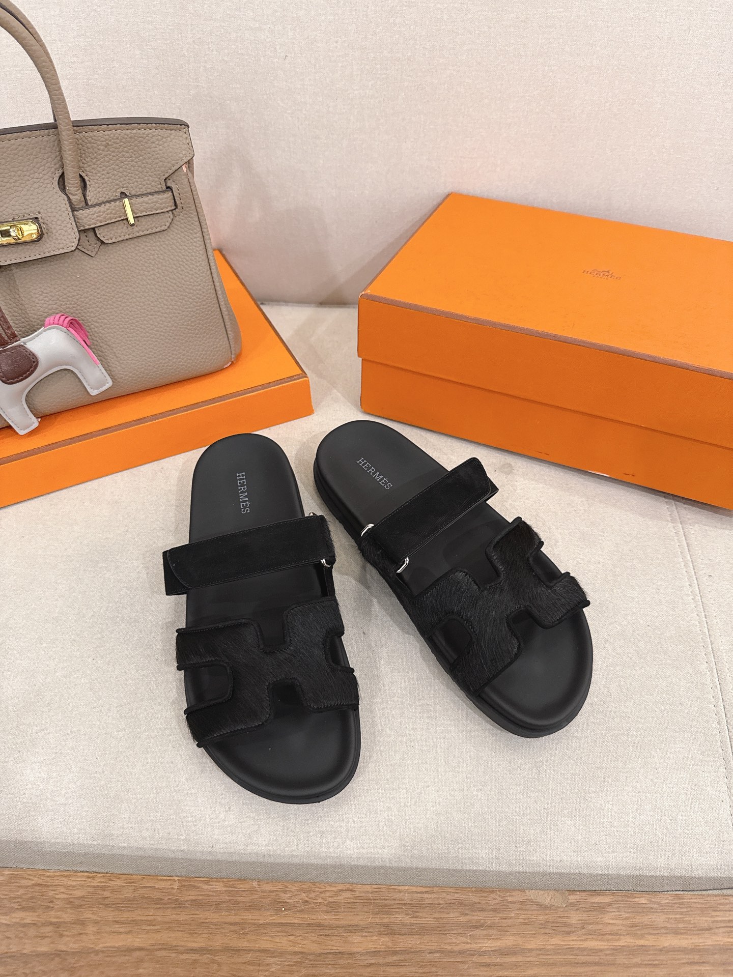 NO:680646,'The latest color matching on the official website' Erjiu Slippers, a full range of women's and men's models, Herme's new H slippers, fresh and new ~ fashionable, energetic, refreshing and spring-like. I won't explain too much, everyone who has bought it knows TPU non-slip outsole, women's size 35-39 (40 customized, non-refundable), male size 3945 (45, customized, non-refundable), slippers, hermes, slippers19860909『官网最新配色』 二舅拖全系列女款男款 Herme*新款H拖鞋 鲜清艳新 ～时尚活力清气春息 不多解释了,买过的都知道 TPU防滑大底 35-39女码（40定做不退换）男码3945(45定做不退换),拖鞋,hermes,slippers,Women's Shoes