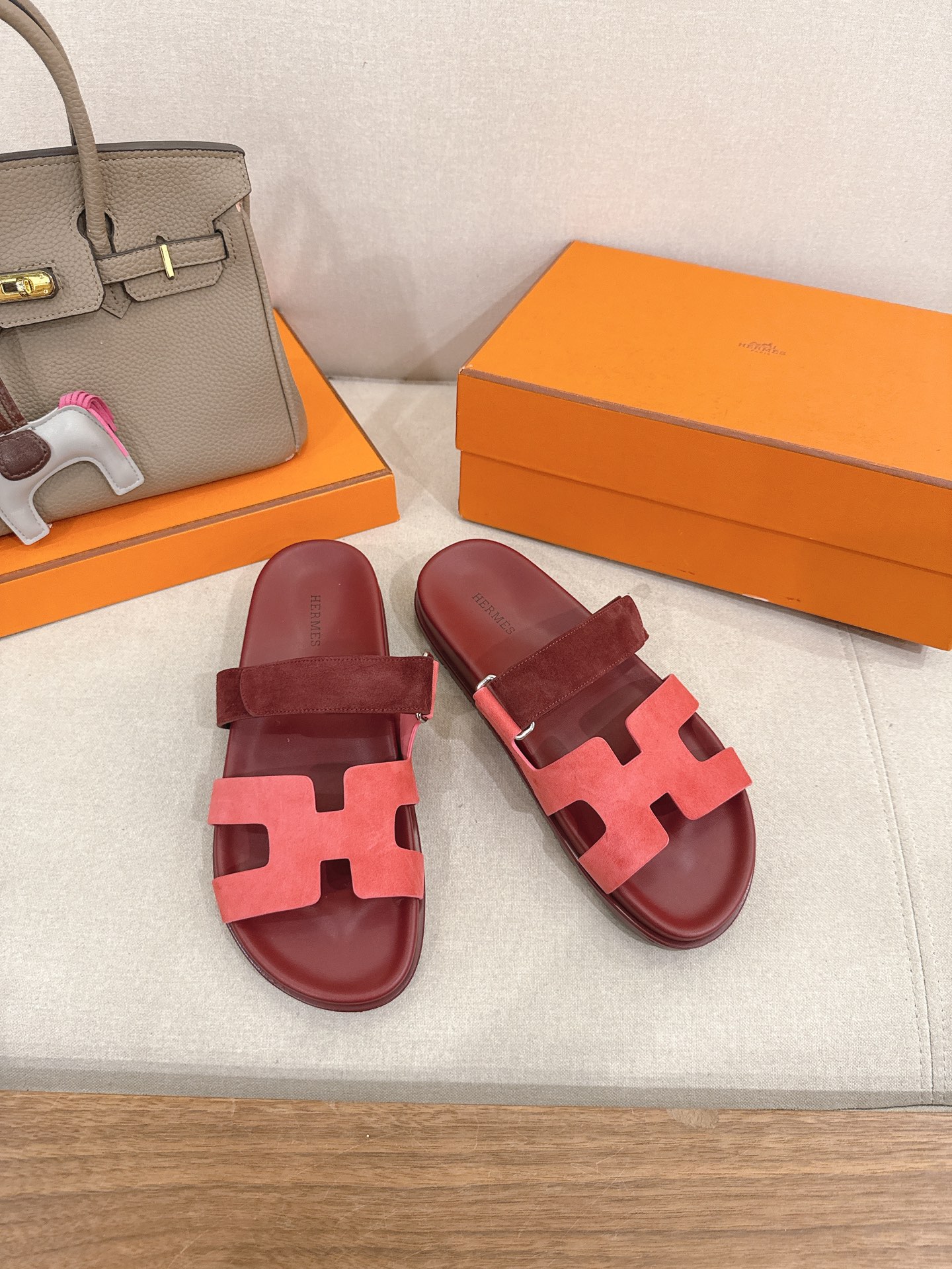 NO:680648,『Latest color matching on the official website』 Erjiu Slippers with colorful soles, a full range of women’s and men’s models, Herme*’s new H slippers, fresh and new ~ fashionable, energetic and refreshing. I won’t explain too much, everyone who has bought one knows it. TPU anti-slip outsole. Women’s size 35-39 (40 is custom-made and non-refundable). Men’s size 3945 (45 is custom-made and is non-returnable). Slippers, hermes, slippers19860909『官网最新配色』 彩底二舅拖全系列女款男款 Herme*新款H拖鞋 鲜清艳新 ～时尚活力清气春息 不多解释了,买过的都知道 TPU防滑大底 35-39女码（40定做不退换）男码3945(45定做不退换),拖鞋,hermes,slippers,Women's Shoes