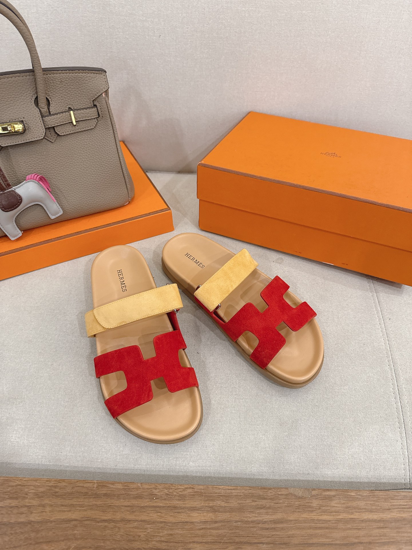 NO:680665,『Latest color matching on the official website』 Erjiu Slippers with colorful soles, a full range of women’s and men’s models, Herme*’s new H slippers, fresh and new ~ fashionable, energetic and refreshing. I won’t explain too much, everyone who has bought one knows it. TPU anti-slip outsole. Women’s size 35-39 (40 is custom-made and non-refundable). Men’s size 3945 (45 is custom-made and is non-returnable). Slippers, hermes, slippers19860909『官网最新配色』 彩底二舅拖全系列女款男款 Herme*新款H拖鞋 鲜清艳新 ～时尚活力清气春息 不多解释了,买过的都知道 TPU防滑大底 35-39女码（40定做不退换）男码3945(45定做不退换),拖鞋,hermes,slippers,Women's Shoes