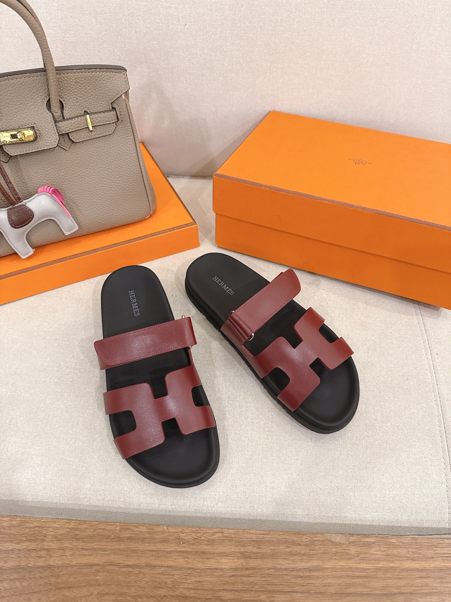 NO:680654,'The latest color matching on the official website' Erjiu Slippers, a full range of women's and men's models, Herme's new H slippers, fresh and new ~ fashionable, energetic, refreshing and spring-like. I won't explain too much, everyone who has bought it knows TPU non-slip outsole, women's size 35-39 (40 customized, non-refundable), male size 3945 (45, customized, non-refundable), slippers, hermes, slippers19860909『官网最新配色』 二舅拖全系列女款男款 Herme*新款H拖鞋 鲜清艳新 ～时尚活力清气春息 不多解释了,买过的都知道 TPU防滑大底 35-39女码（40定做不退换）男码3945(45定做不退换),拖鞋,hermes,slippers,Women's Shoes