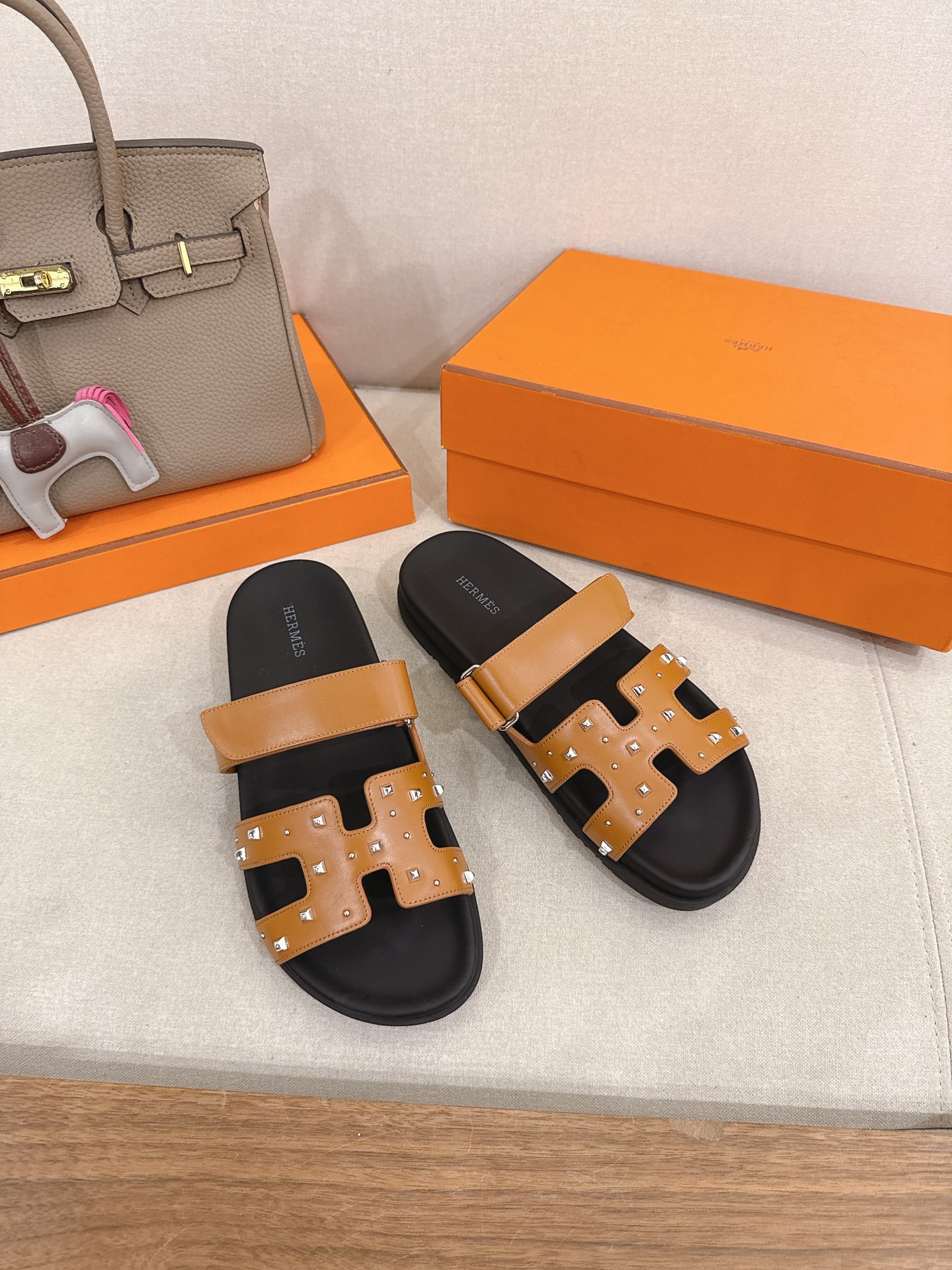 NO:680660,『Latest color matching on the official website』 The full range of rivet uncle slippers for women and men Herme* new H slippers, fresh and new ~ fashionable, energetic and refreshing. I don’t need to explain much, everyone who has bought it knows TPU anti-slip outsole. Women’s size 35-39 (40 is customized and non-returnable) Men’s size 3945 (45 is customized and non-refundable), slippers, hermes, slippers19860909『官网最新配色』 铆钉二舅拖全系列女款男款 Herme*新款H拖鞋 鲜清艳新 ～时尚活力清气春息 不多解释了,买过的都知道 TPU防滑大底 35-39女码（40定做不退换）男码3945(45定做不退换),拖鞋,hermes,slippers,Women's Shoes