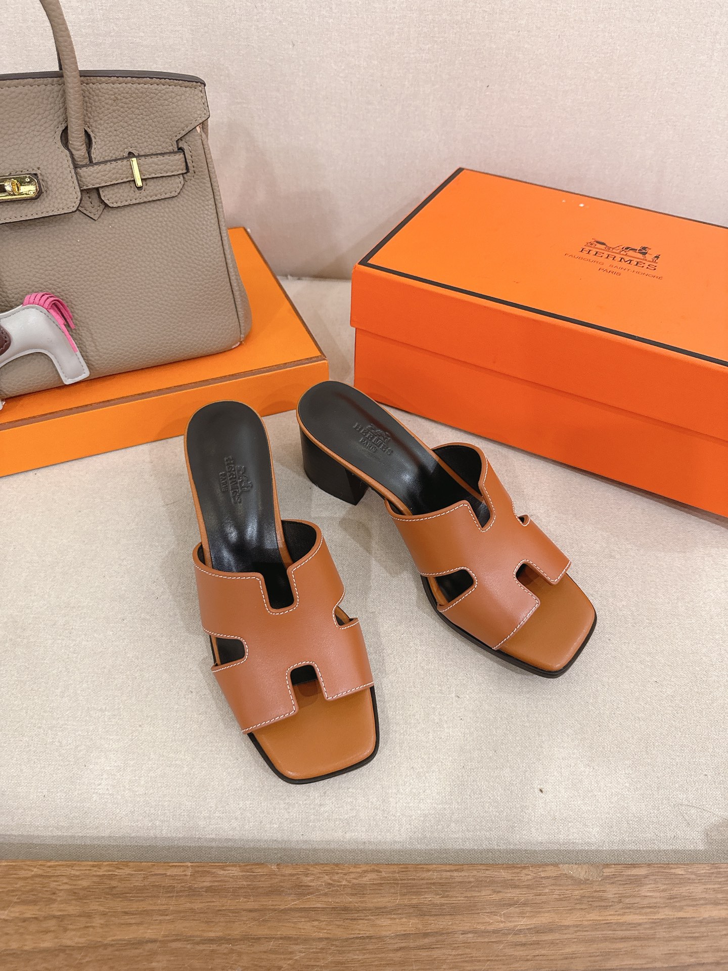 NO:479105,『Sharp heel series』 herme*2025 early spring counter new high heel sandal series, original material of upper, imported mixed-bred sheepskin, outsole original Italian leather outsole, shoe size: 35.36.37.38.39.40.41.42 (40.41.42 custom made without return or exchange), slippers, hermes, sandals, slippers, sheepskin, Leather soles19860909『粗跟系列』 herme*2025早春专柜新款高跟凉鞋系列 鞋面原版材料 内里进口混种羊皮 大底原版意大利真皮大底 鞋码:35.36.37.38.39.40.41.42（40.41.42定做不退换）,拖鞋,hermes,sandals,slippers,sheepskin,Leather soles,Women's Shoes