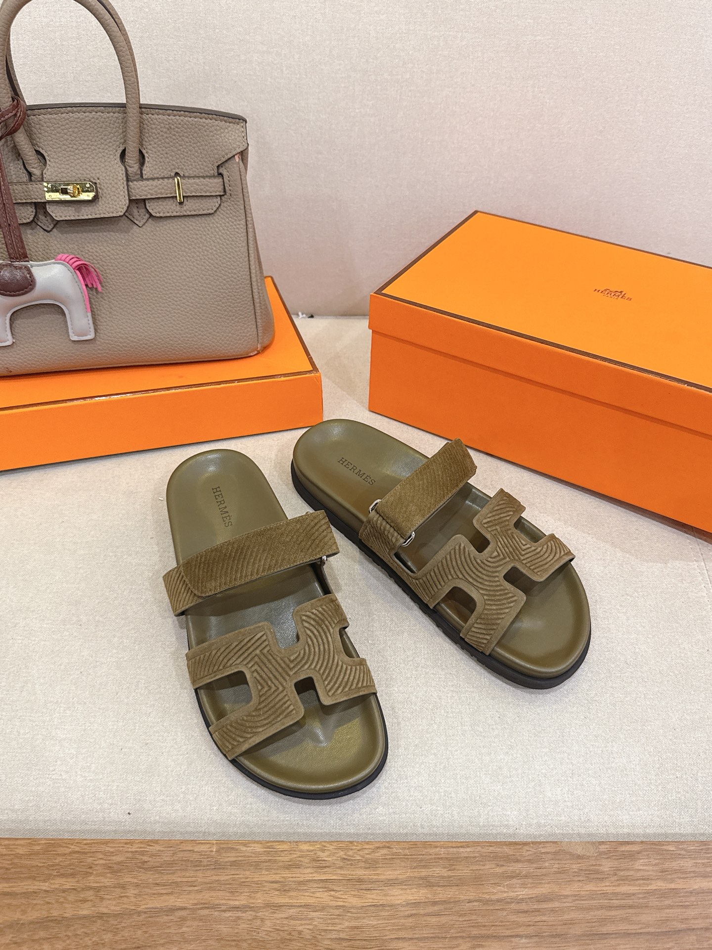 NO:680670,'Embossed Series' Erjiu Slippers, a full range of women's and men's models, Herme* new H slippers, fresh and new ~ fashionable, energetic, refreshing and spring-like. I won't explain too much, everyone who has bought one knows. TPU anti-slip outsole, 35-39 women's size (40 customized, non-refundable), male size 3945 (45, customized, non-returnable), slippers, hermes, slippers19860909『压花系列』 二舅拖全系列女款男款 Herme*新款H拖鞋 鲜清艳新 ～时尚活力清气春息 不多解释了,买过的都知道 TPU防滑大底 35-39女码（40定做不退换）男码3945(45定做不退换),拖鞋,hermes,slippers,Women's Shoes