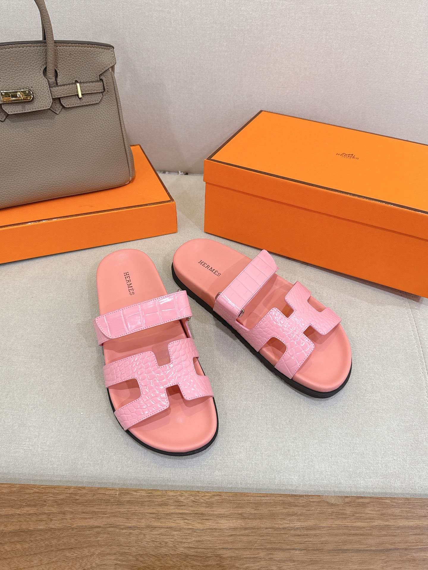 NO:680677,'Crocodile pattern series' Erjiu's full range of women's and men's slippers Herme* new H slippers, fresh and new ~ fashionable, energetic, fresh and spring breath. I won't explain much, everyone who has bought it knows TPU anti-slip outsole 35-39 women's size (40 customized, non-returnable) Men's size 3945 (45 customized, non-refundable), slippers, hermes, slippers19860909『鳄鱼纹系列』 二舅拖全系列女款男款 Herme*新款H拖鞋 鲜清艳新 ～时尚活力清气春息 不多解释了,买过的都知道 TPU防滑大底 35-39女码（40定做不退换）男码3945(45定做不退换),拖鞋,hermes,slippers,Women's Shoes