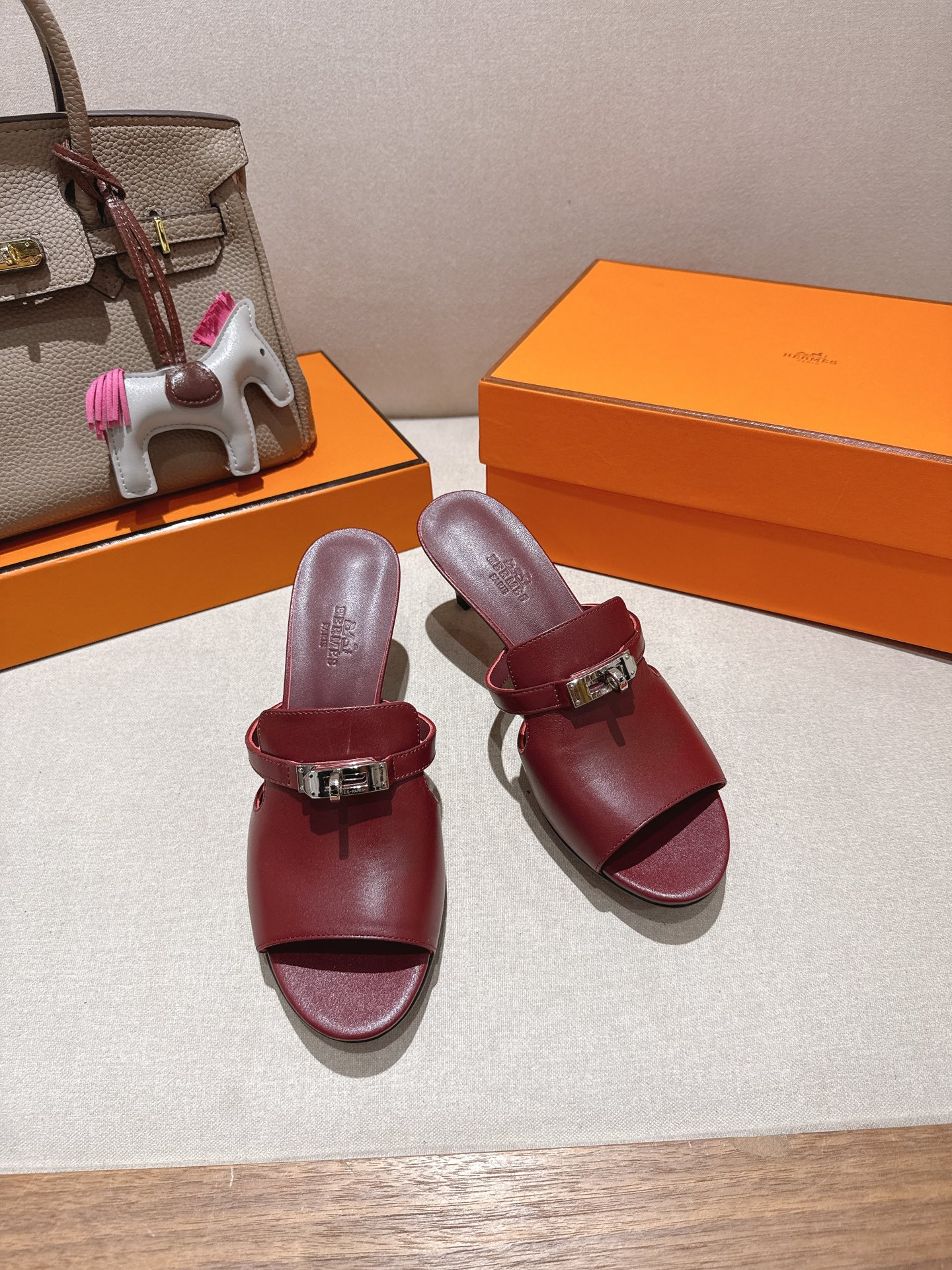 NO:680650,Herme* spring and summer counter new textured sandals series, original imported calfskin upper, mixed sheepskin lining, original Italian genuine leather outsole, heel height: 6.5cm, original packaging consistent with counter supporting packaging, shoe size: 35-40 (40.41. Customized, non-returnable), high heels and slippers, hermes, high heels, slippers, cowhide, sheepskin, Leather soles19860909Herme*春夏专柜新款质感凉拖系列 鞋面原版进口小牛皮 内里混种羊皮 大底原版意大利真皮大底 跟高: 6.5cm 包装原版一致专柜配套包装 鞋码:35-40（40.41.定做不退换）,高跟鞋拖鞋,hermes,high heels,slippers,cowhide,sheepskin,Leather soles,Women's Shoes