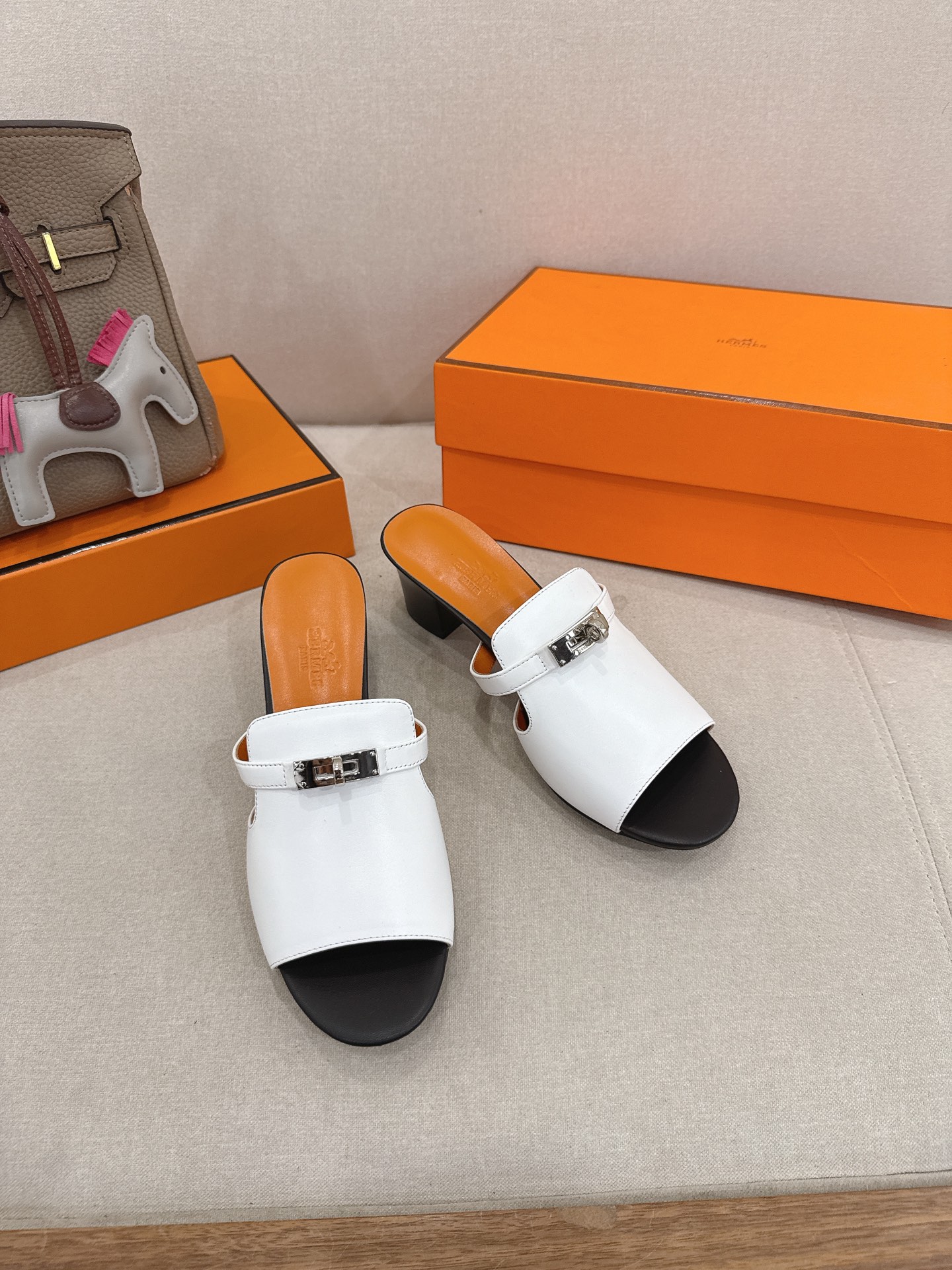 NO:680652,『New Color』 Herme* new textured sandals series at the early spring counter. Original Nappa cowhide upper, mixed sheepskin lining, original Italian genuine leather outsole. Heel height: 4.5cm. Original packaging consistent with counter supporting packaging. Shoe size: 35-40 (40.41. Customized, non-returnable), high heels and slippers, hermes, high heels, slippers, cowhide, sheepskin, Leather soles.19860909『 新配色 』Herme*早春专柜新款质感凉拖系列 鞋面原版Nappa牛皮 内里混种羊皮 大底原版意大利真皮大底 跟高: 4.5cm 包装原版一致专柜配套包装 鞋码:35-40（40.41.定做不退换）,高跟鞋拖鞋,hermes,high heels,slippers,cowhide,sheepskin,Leather soles,Women's Shoes