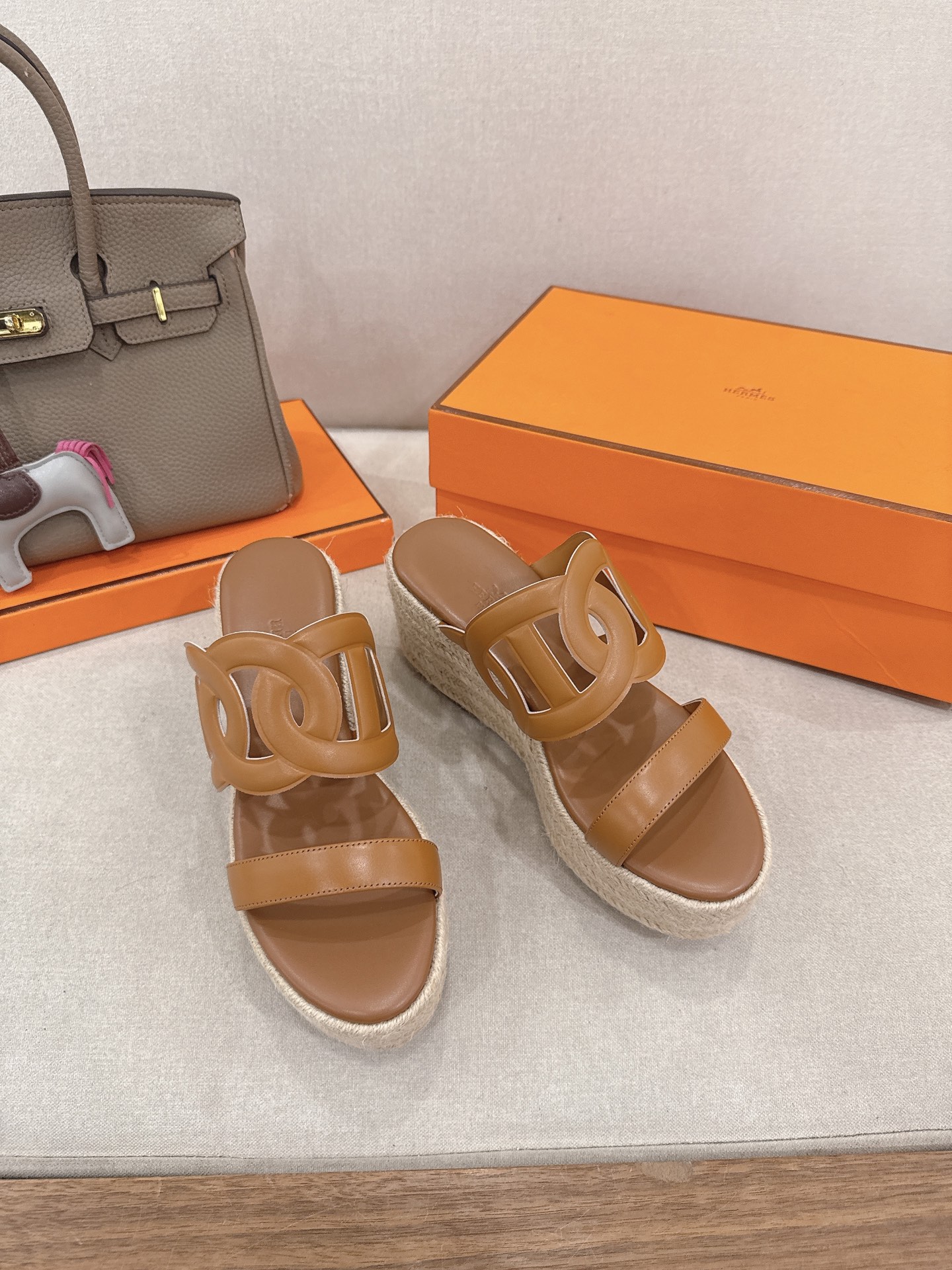 NO:680661,h Hermès new spring and summer elda straw fisherman sandals, exclusive original development of straw water table private model, a classic and versatile item for thousands of years!  Purely handmade top version. Welcome to compare. Wedge heel 8.5cm. Platform height 5cm. Original imported leather upper. Top-grade mixed sheepskin lining. Outsole Italian genuine leather outsole craftsmanship. Size 35~39 (40.41 custom-made, non-returnable and non-exchangeable). High heels and slippers, hermes, sandals, high heels, slippers, espadrilles, espadrilles, sheepskin, Leather soles19860909h家爱马仕 春夏新款elda草编渔夫凉鞋 独家原版开发草编水台私模 万年经典百搭单品！纯手工制作顶级版本 欢迎对比 坡跟8.5cm 水台高5cm 鞋面进口原版皮料 内里垫脚顶级混种羊皮 大底意大利真皮大底工艺 码数35～39（40.41订做不退不换）,高跟鞋拖鞋,hermes,sandals,high heels,slippers,espadrilles,espadrilles,sheepskin,Leather soles,Women's Shoes