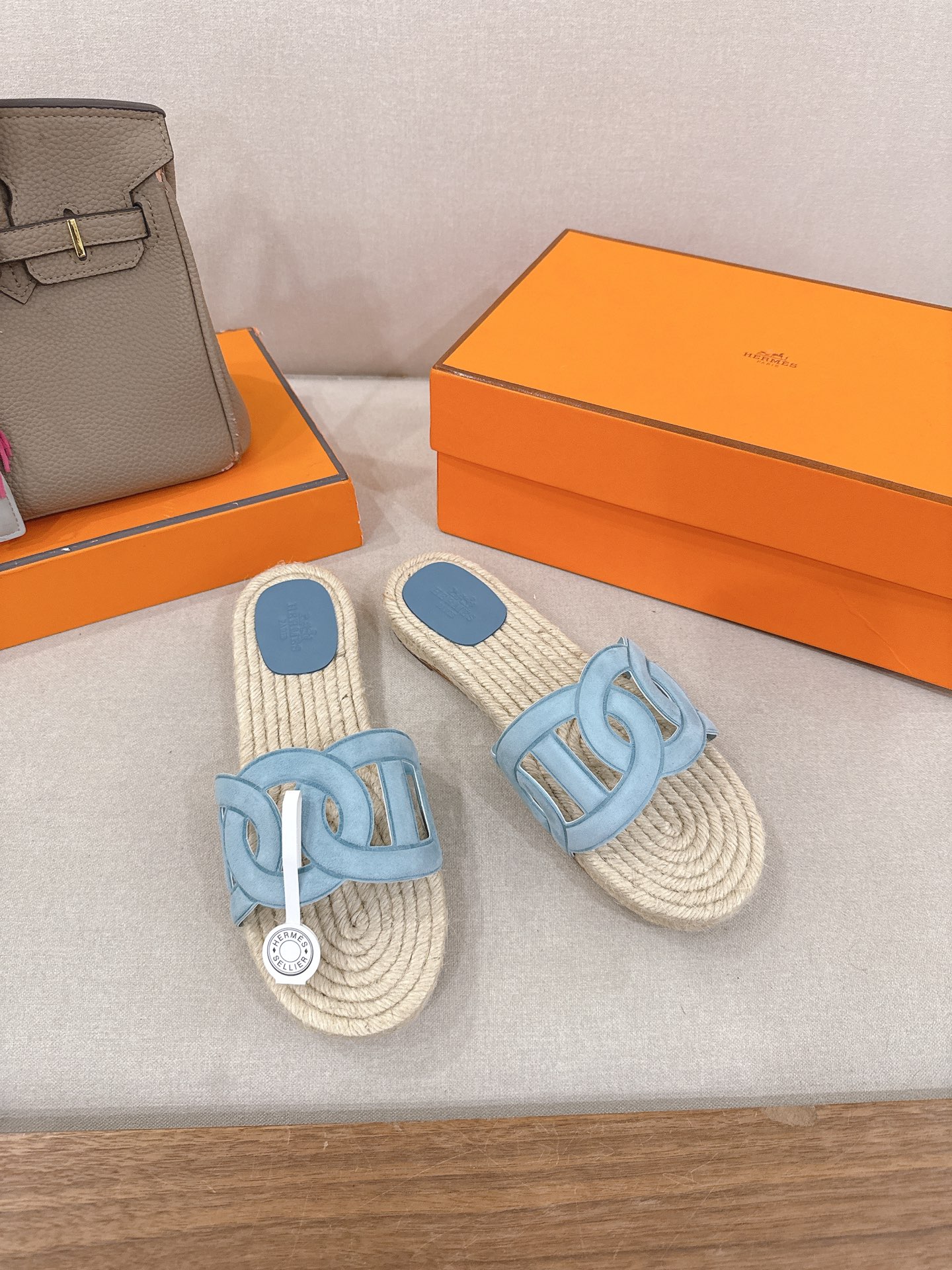 NO:680639,Hermes 2026 spring and summer new style. Taikoo Hui purchase version. Original development. Original craftsmanship details. Original private model pig nose mold (personal test is not easy to break, non-market currency is comparable). The weight + foot feel are exactly the same as ZP. Custom-made imported fabrics for the uppers. Grade A sheepskin for the feet. Original 1: Italian leather real outsole.  Size35-40 (40.41 customized, non-refundable and non-exchangeable), slippers, hermes, slippers, sheepskin19860909Hermes 2026春夏新款 太古汇购入版原开发 原版工细艺节 原版私模猪鼻子模具（亲自测试不易断,非市面通货可比）重量+脚感 方面的真跟zp一摸一样 鞋面订进制口面料 垫脚A级羊皮 原版1:意大利皮真大底 Size35-40（40.41定制不退不换）,拖鞋,hermes,slippers,sheepskin,Women's Shoes