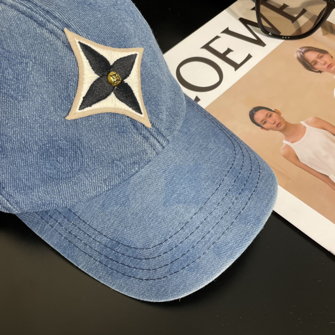  LV路易威登新款牛仔刺绣棒球帽
火爆技术升级，洗水牛仔风街头风十足
更符合现在时尚小哥哥小姐姐的sty