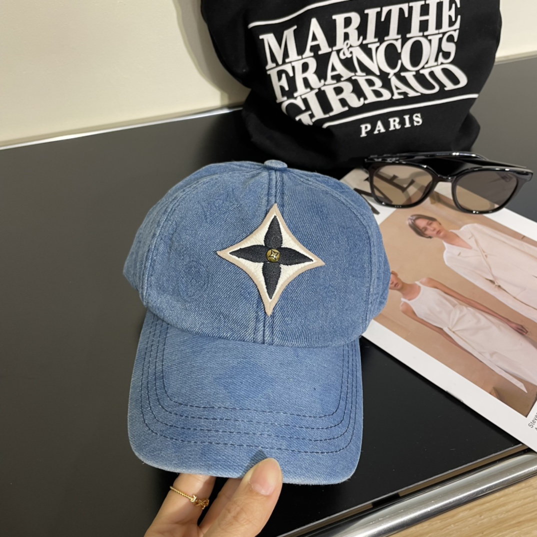  LV路易威登新款牛仔刺绣棒球帽
火爆技术升级，洗水牛仔风街头风十足
更符合现在时尚小哥哥小姐姐的sty