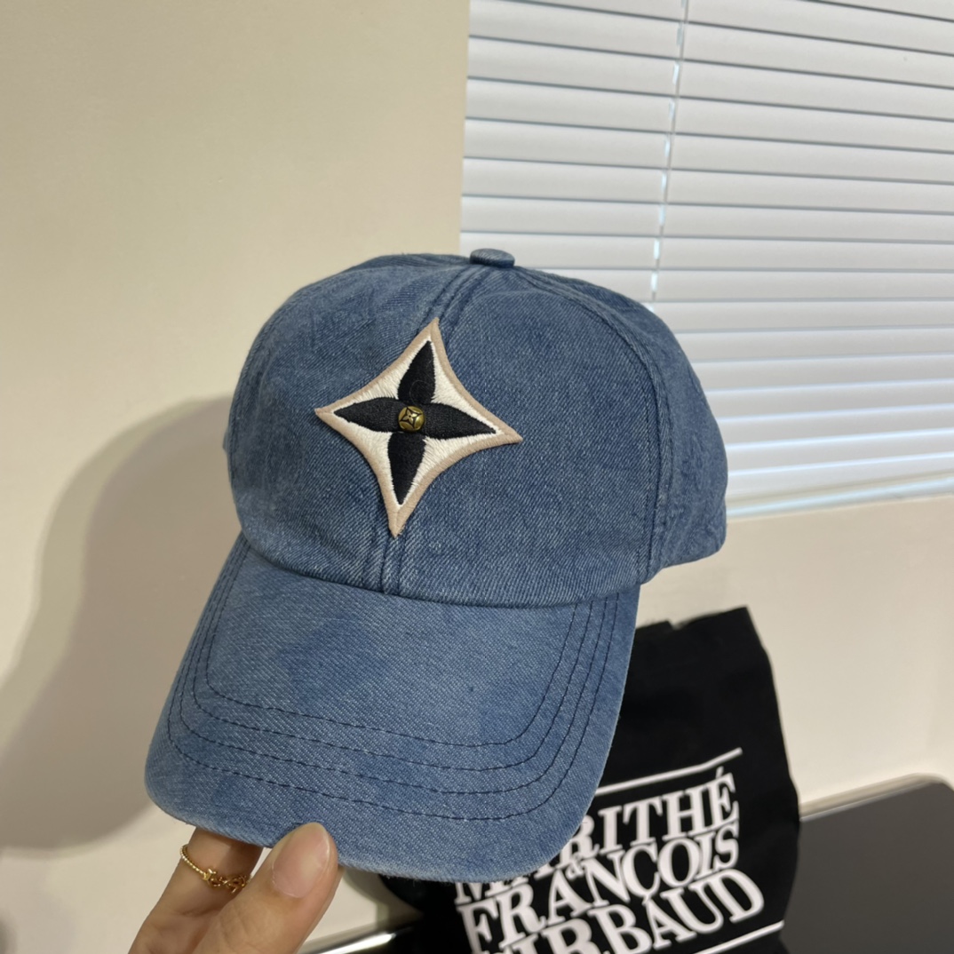  LV路易威登新款牛仔刺绣棒球帽
火爆技术升级，洗水牛仔风街头风十足
更符合现在时尚小哥哥小姐姐的sty