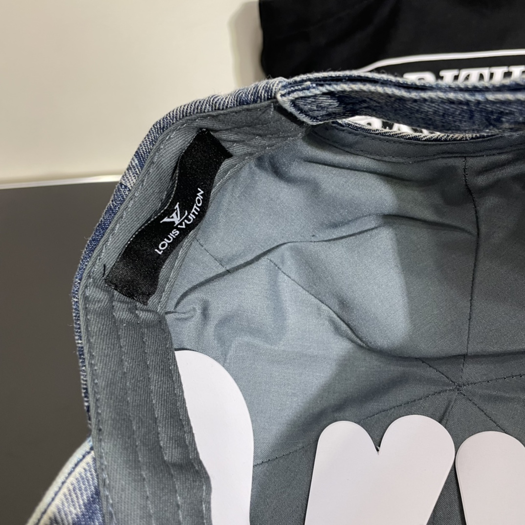 LV路易威登新款牛仔刺绣棒球帽
火爆技术升级,洗水牛仔风街头风十足
更符合现在时尚小哥哥小姐姐的sty