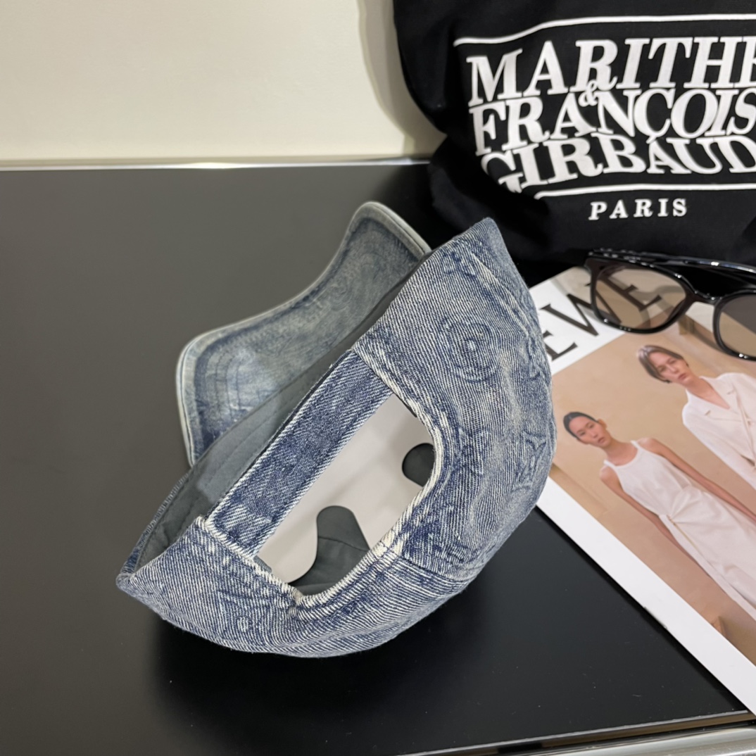 LV路易威登新款牛仔刺绣棒球帽
火爆技术升级,洗水牛仔风街头风十足
更符合现在时尚小哥哥小姐姐的sty