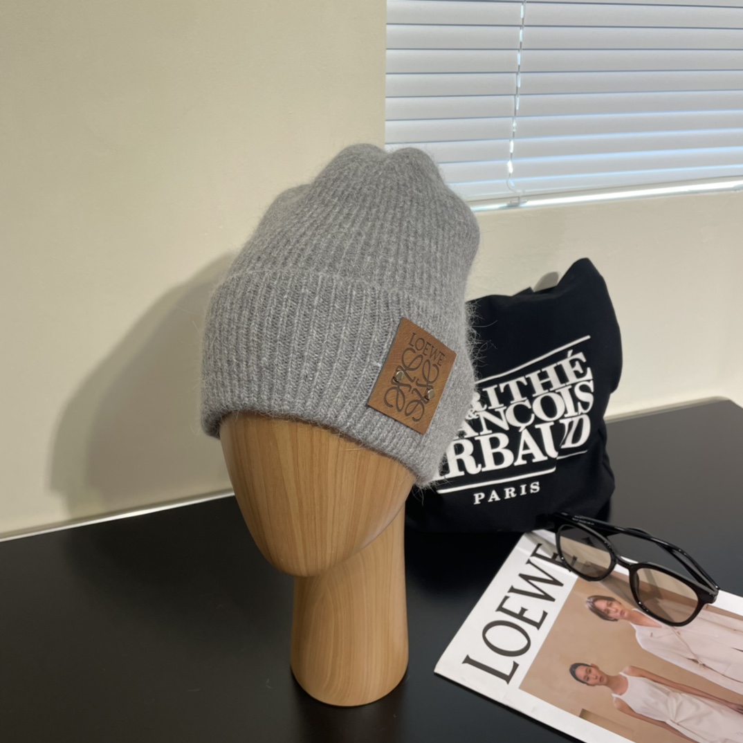 NO:190782,With dust bag Loewe knitted hat, cashmere material new product is simple and atmospheric, the tight knitted method is very thick, soft, comfortable, warm and fashionable, so I can’t let go of it, so hurry up and buy the same style for men and women, hats, loewe, hats19860909配防尘袋 罗意威针织帽 羊绒材质新品简约大气 紧密的针织法非常厚实 ,柔软舒适保暖又时尚爱不释手亲,赶紧入手吧男女同款,帽子,loewe,hats,hat