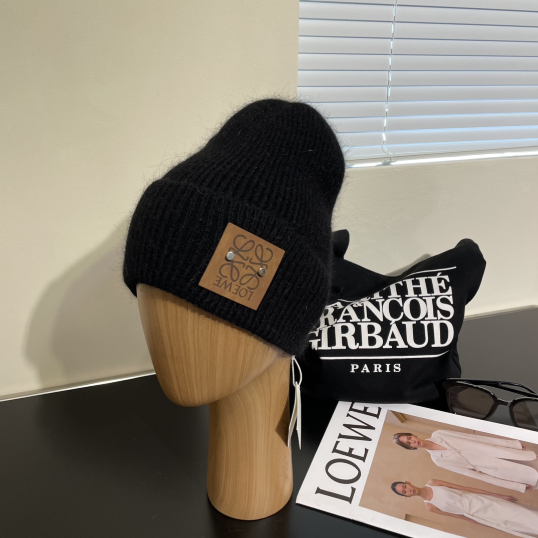 NO:189828,With dust bag Loewe knitted hat, cashmere material new product is simple and atmospheric. The tight knitted method is very thick, soft, comfortable, warm and fashionable. Hurry up and buy the same hat for men and women, fisherman hat baseball hat knitted hat, hat, loewe, espadrilles, hats19860909配防尘袋 罗意威针织帽 羊绒材质新品简约大气 紧密的针织法非常厚实 ,柔软舒适保暖又时尚爱不释手亲,赶紧入手吧男女同款帽子渔夫帽棒球帽针织帽,帽子,loewe,espadrilles,hats,hat