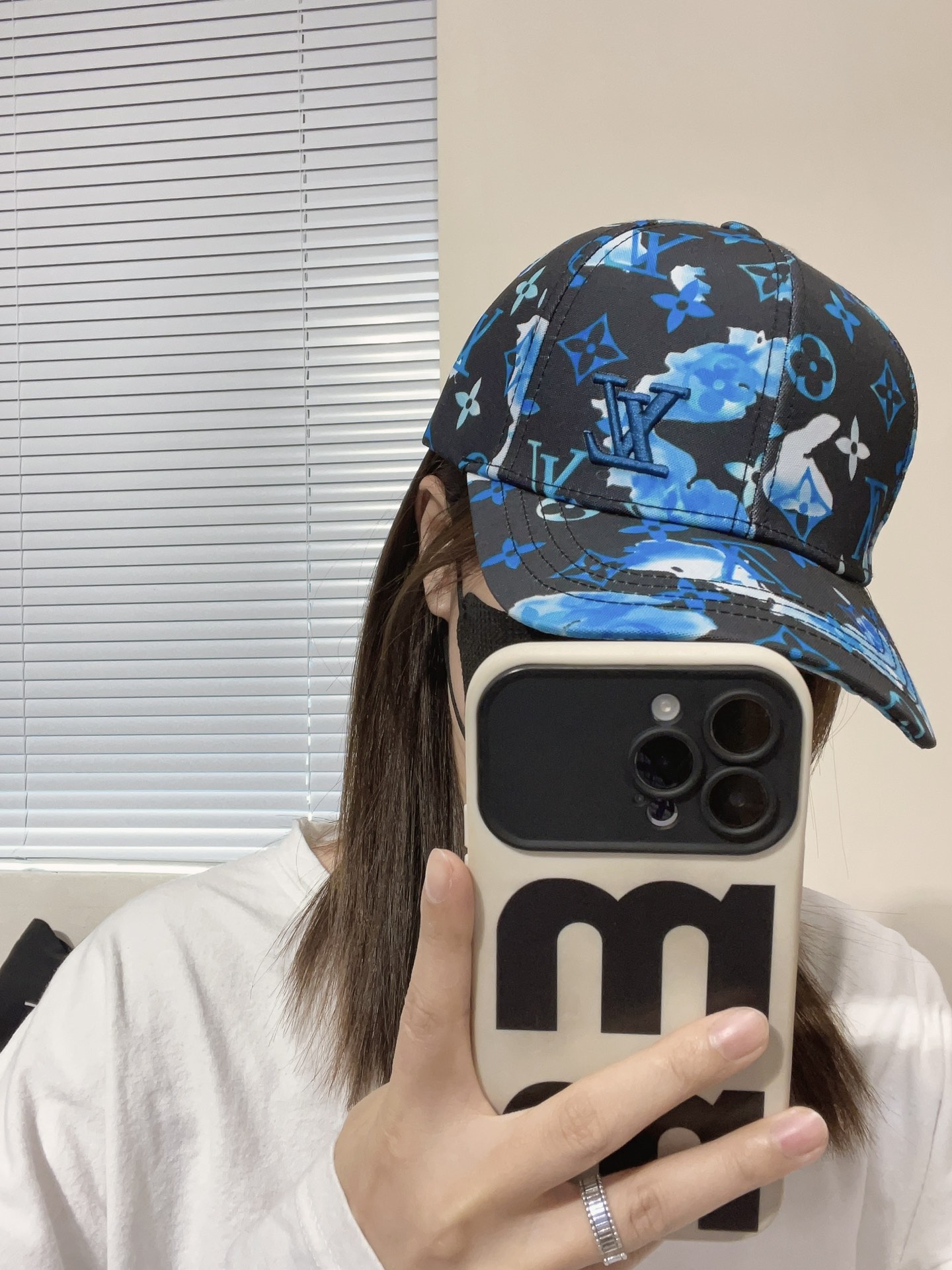 NO:212070,With dust bag [LV] new counter synchronous baseball cap, the counter is shipped simultaneously, the big brand model is super easy to match, so buy it now!  Hat fisherman hat baseball hat knit hat, hat, louis vuitton, espadrilles,hats19860909配防尘袋【LV】新款专柜同步棒球帽,专柜同步出货,大牌款超好搭配,赶紧入手！帽子渔夫帽棒球帽针织帽,帽子,louis vuitton,espadrilles,hats,hat