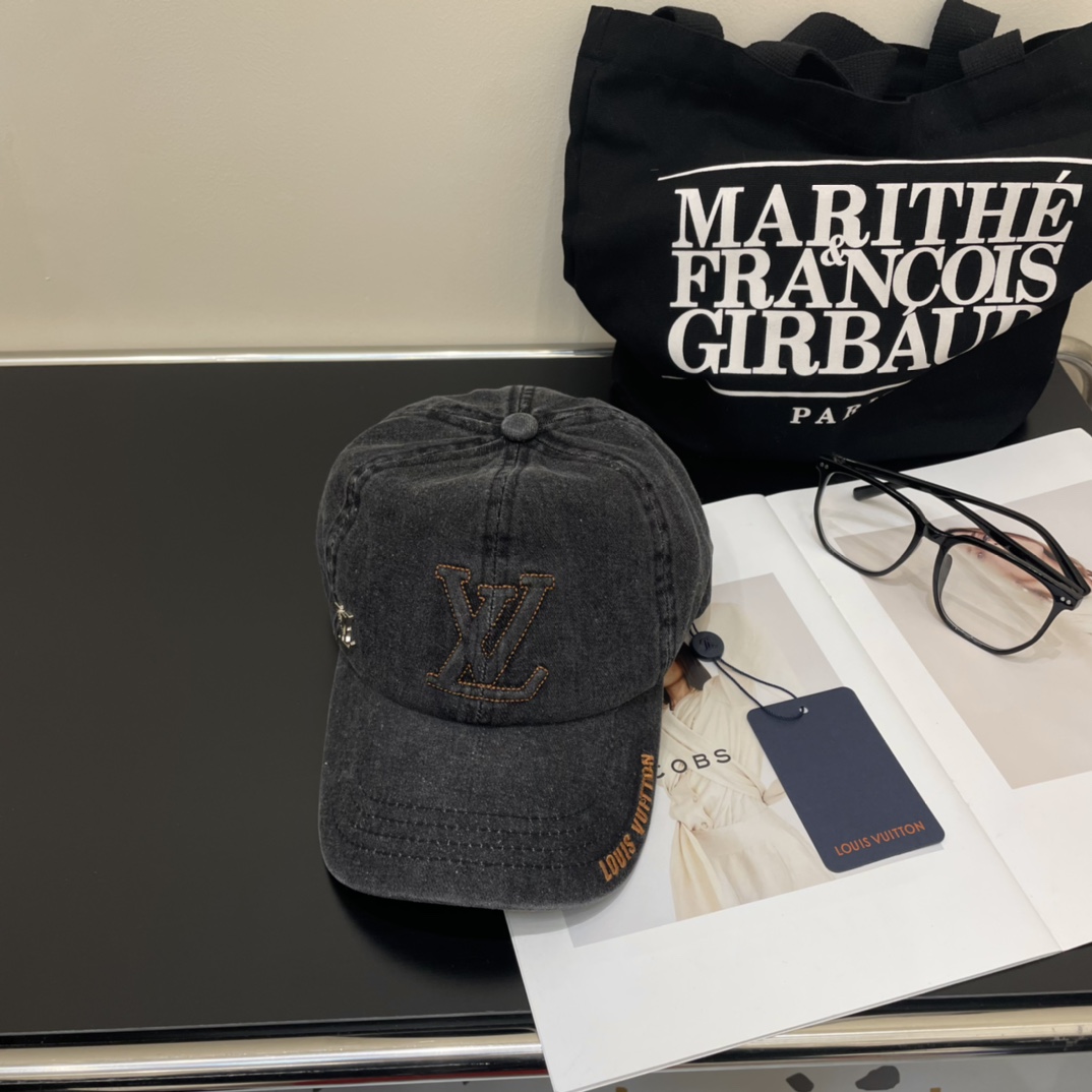 NO:207710,With dust bag LV (Louis Vuitton) original single baseball cap, washing cowboy, 1:1 mold opening customization for counter, original denim fabric   top layer cowhide, light and breathable!  Excellent quality, basic head circumference 56, adjustable. Hat Straw Hat Fisherman's Hat Baseball Hat, Hats, louis vuitton, louis vuitton, espadrilles, cowhide, hats19860909配防尘袋 LV(路易威登)原单棒球帽, 洗水牛仔,专柜1:1开模订制,原版牛仔布料 头层牛皮,轻盈透气！质量超赞,基础头围56,可调节.帽子草帽渔夫帽棒球帽,帽子,louis vuitton,louis vuitton,espadrilles,cowhide,hats,hat