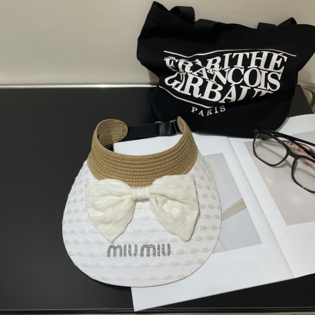 NO:193951,Miu Miu Miu's new rhinestone bow hat. The sun hat you will fall in love with at a glance. In summer, you need a unique hat to suppress the eyes. This temperamental air hat is very suitable!  Hat fisherman hat baseball hat knit hat, hat, miumiu, espadrilles, hats19860909Miu Miu缪缪新款水钻蝴蝶结空顶帽 看一眼就会爱上的遮阳帽,夏天的你需要一顶与众不同的帽子去眼压群芳,这款气质空顶帽就很适合！帽子渔夫帽棒球帽针织帽,帽子,miumiu,espadrilles,hats,hat