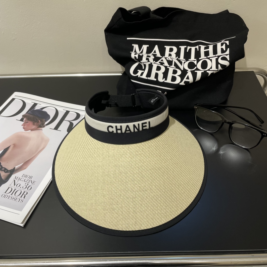 NO:203197,Chanel's new empty-top hat is sweet style. Because the hat is empty-top, it won't feel like it's stuffy in summer and it won't be picky about the hairstyle and face shape!  The sun protection effect is no less than that of a professional sun protection cloth hat. The fashionable style is right for you to buy. The fisherman's hat, baseball hat, knit hat, hat, chanel, espadrilles, hats19860909香奈儿新款空顶帽 甜美风 帽子整体因为是空顶的所以夏天不会有闷头的感觉并且不挑发型 脸型！防晒效果不亚于专业的防晒布帽 洋气款入手就对了帽子渔夫帽棒球帽针织帽,帽子,chanel,espadrilles,hats,hat