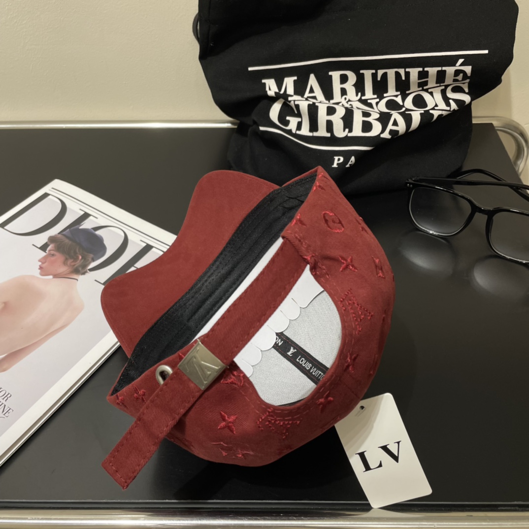 路易威登棒球帽LouisVuitton👒😍新款LV棒球帽，重工打造♥完美刺绣，高端大气，百搭款🤗男女通用