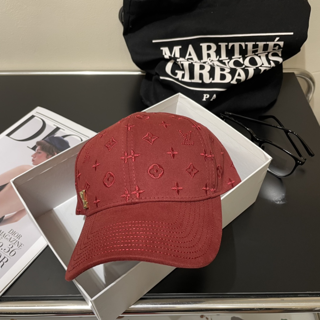 路易威登棒球帽LouisVuitton👒😍新款LV棒球帽，重工打造♥完美刺绣，高端大气，百搭款🤗男女通用