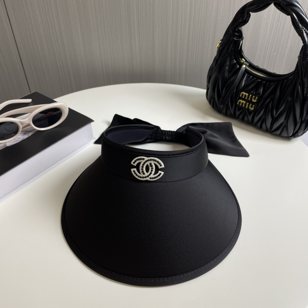 Sombrero sin copa CHANEL, imprescindible para el verano, porque combina muy bien, con un look fresco de verano es súper…