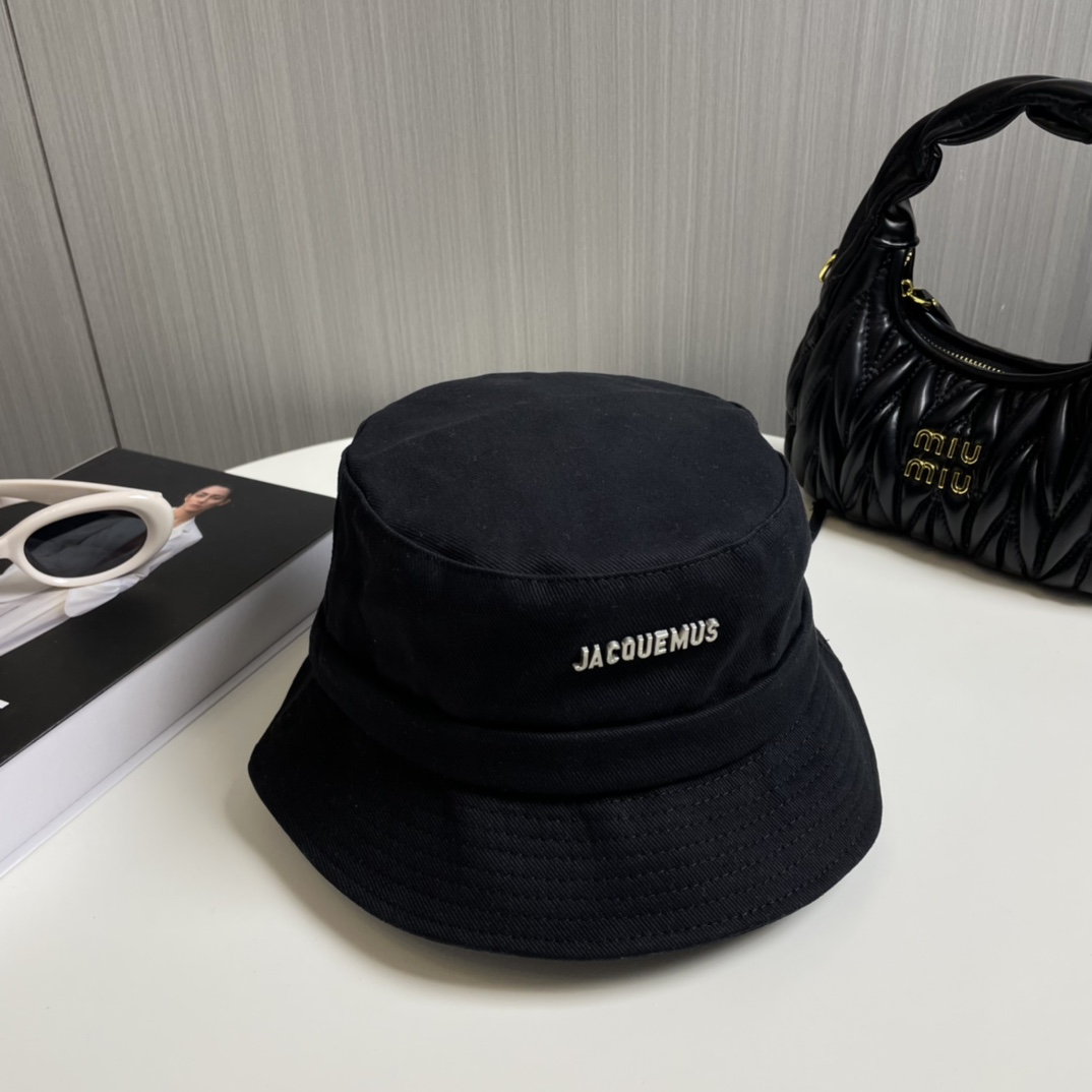 
Jacquemus  高版渔夫帽🎀💕必入 百搭色系，旅行外出必备
可调节大小  夏季渔夫帽又悄悄登场了