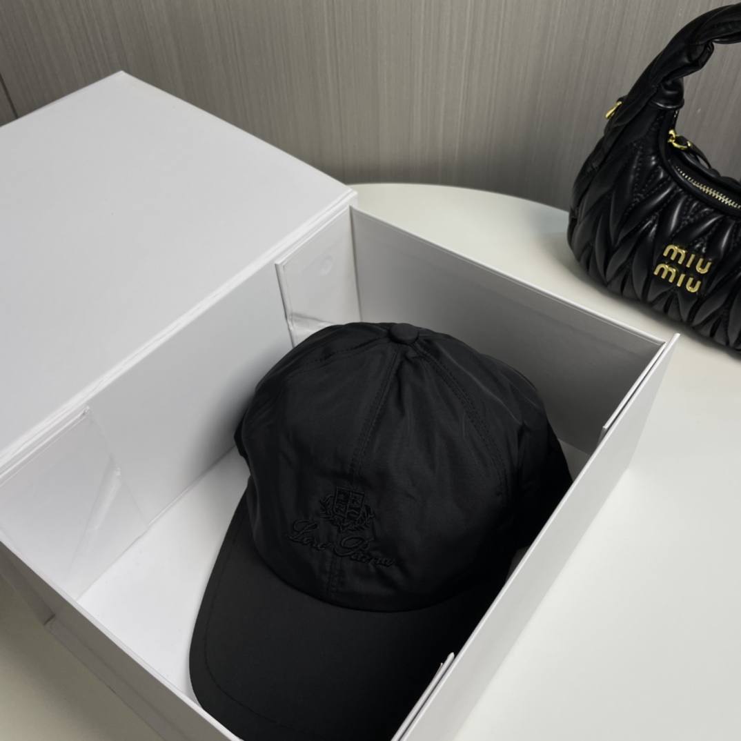  Loro Piana(诺悠翩雅) 专柜羊毛材质  新款高版本棒球帽，大牌同步，超好搭配，出货！