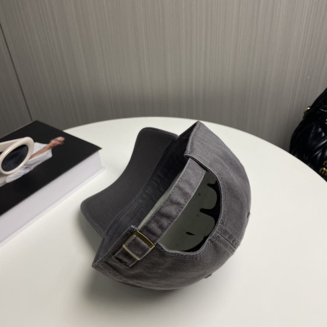 Jil Sander’s Visionary Pure Cotton Baseball Cap with Colored Eye Detail - 图片 3