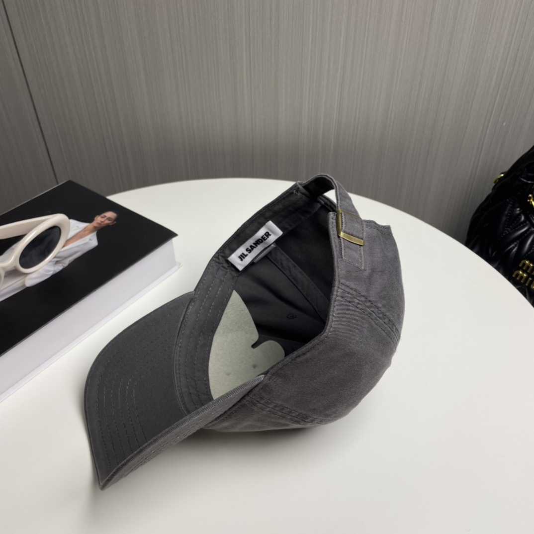 Jil Sander’s Visionary Pure Cotton Baseball Cap with Colored Eye Detail - 图片 4
