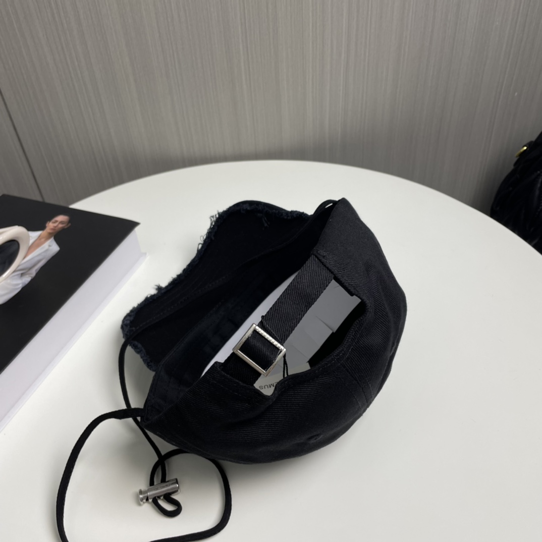 P jacquemu*潮酷高版本棒球帽🧢来啦😎🔅
休闲潮酷风，超经典百搭单品💯
出门凹造型的点亮搭配🤩
