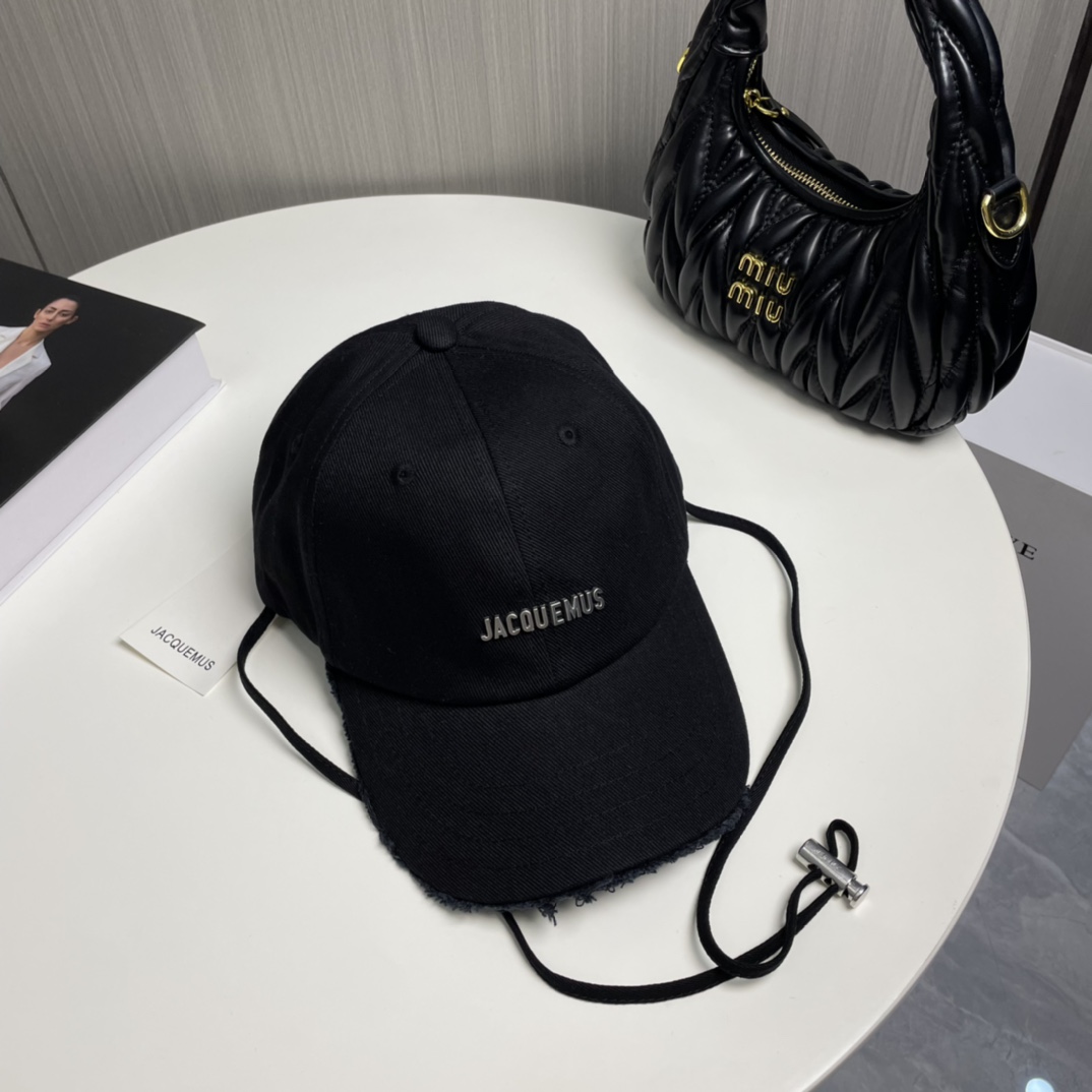 P jacquemu*潮酷高版本棒球帽🧢来啦😎🔅
休闲潮酷风，超经典百搭单品💯
出门凹造型的点亮搭配🤩
